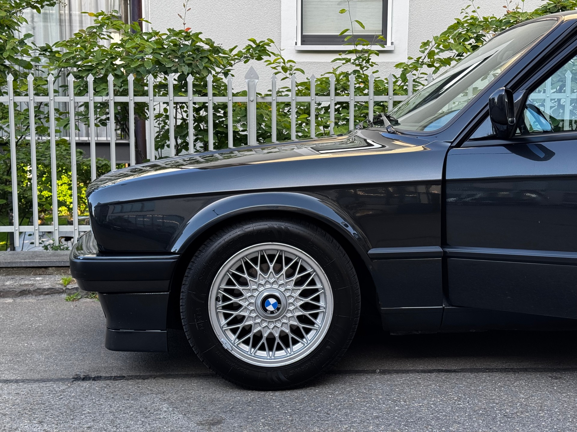 BMW 325i-image-18
