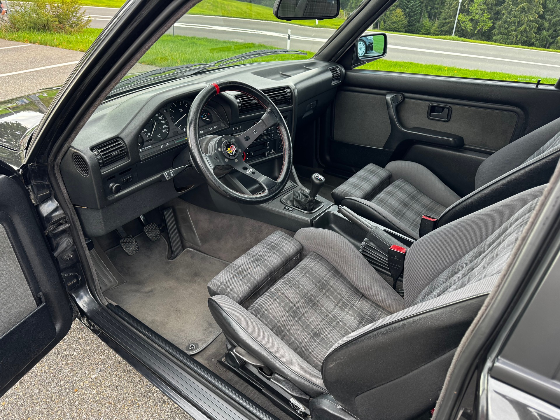 BMW 325i-image-6