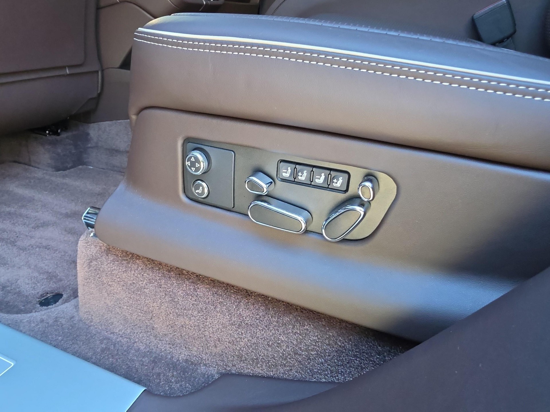 BENTLEY Bentayga 4.0 V8 EWB Azure-image-15