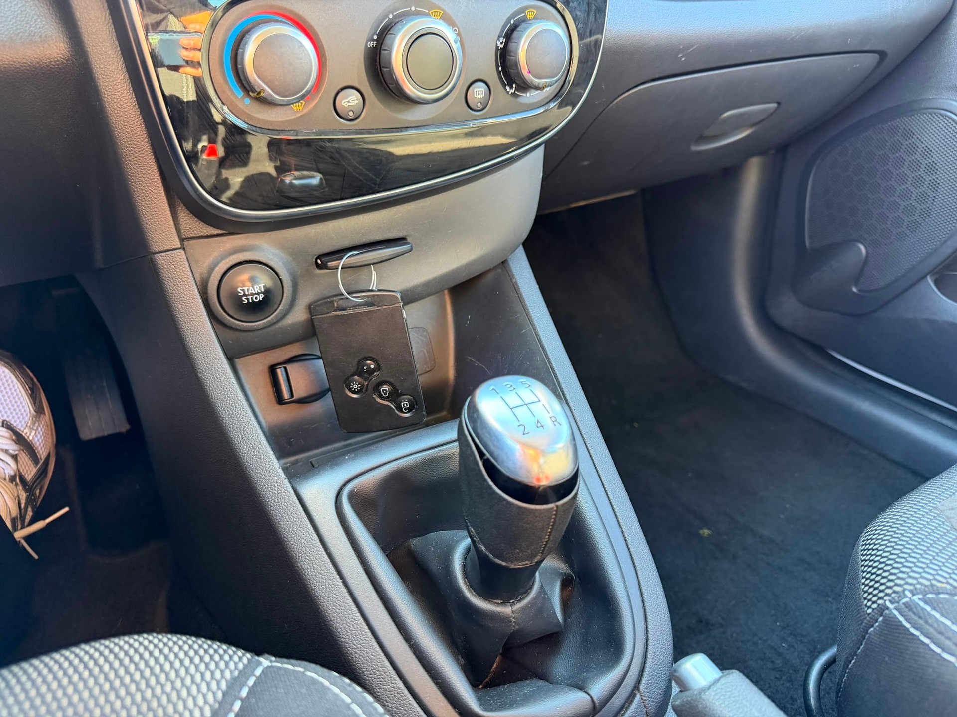 RENAULT Clio 1.2 16V Zen expertiser du jour garantie 2 ans 🇨🇭-image-11