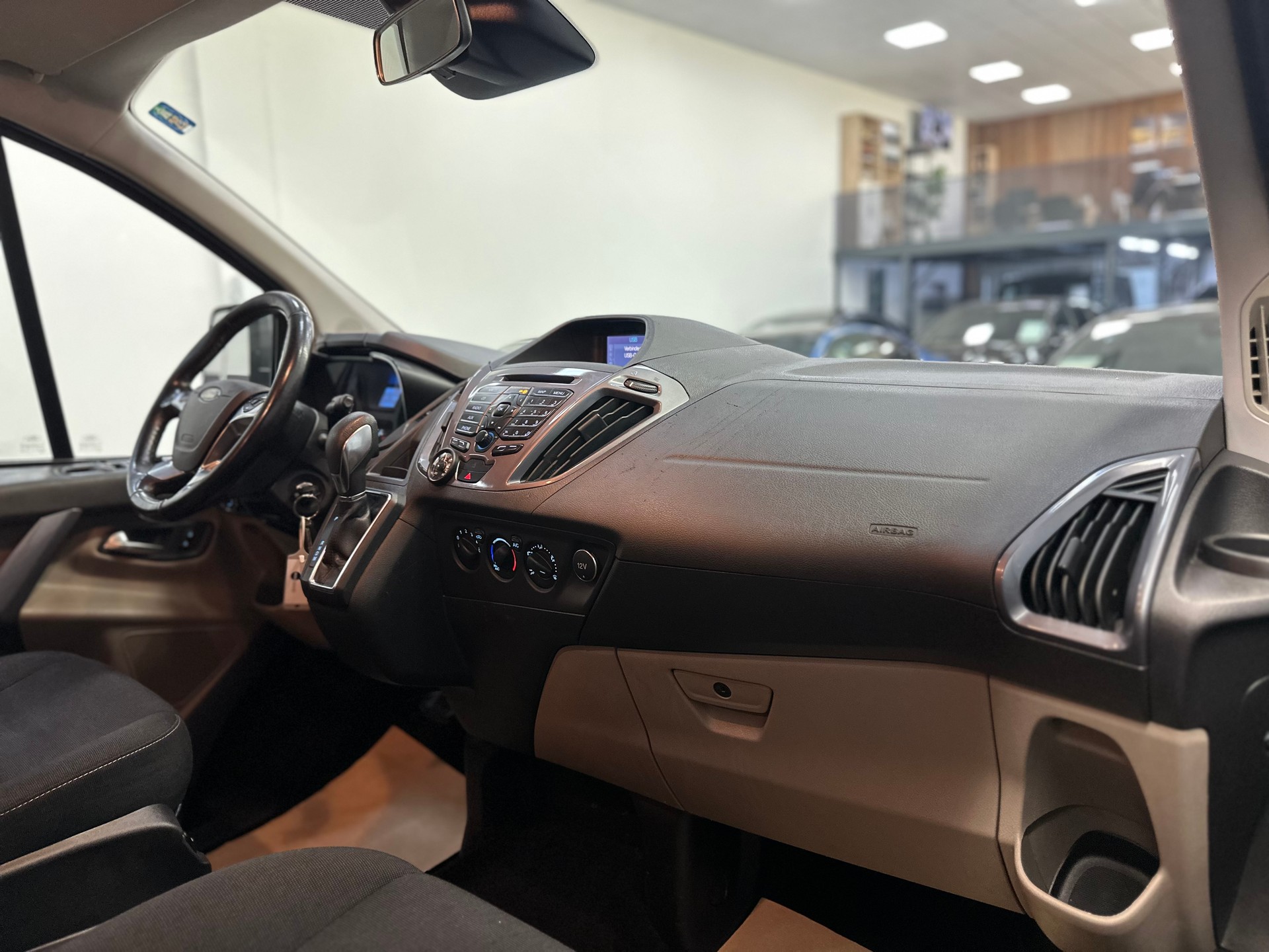FORD Tourneo Custom 310 L2H1 Titanium SelectShift A-image-9