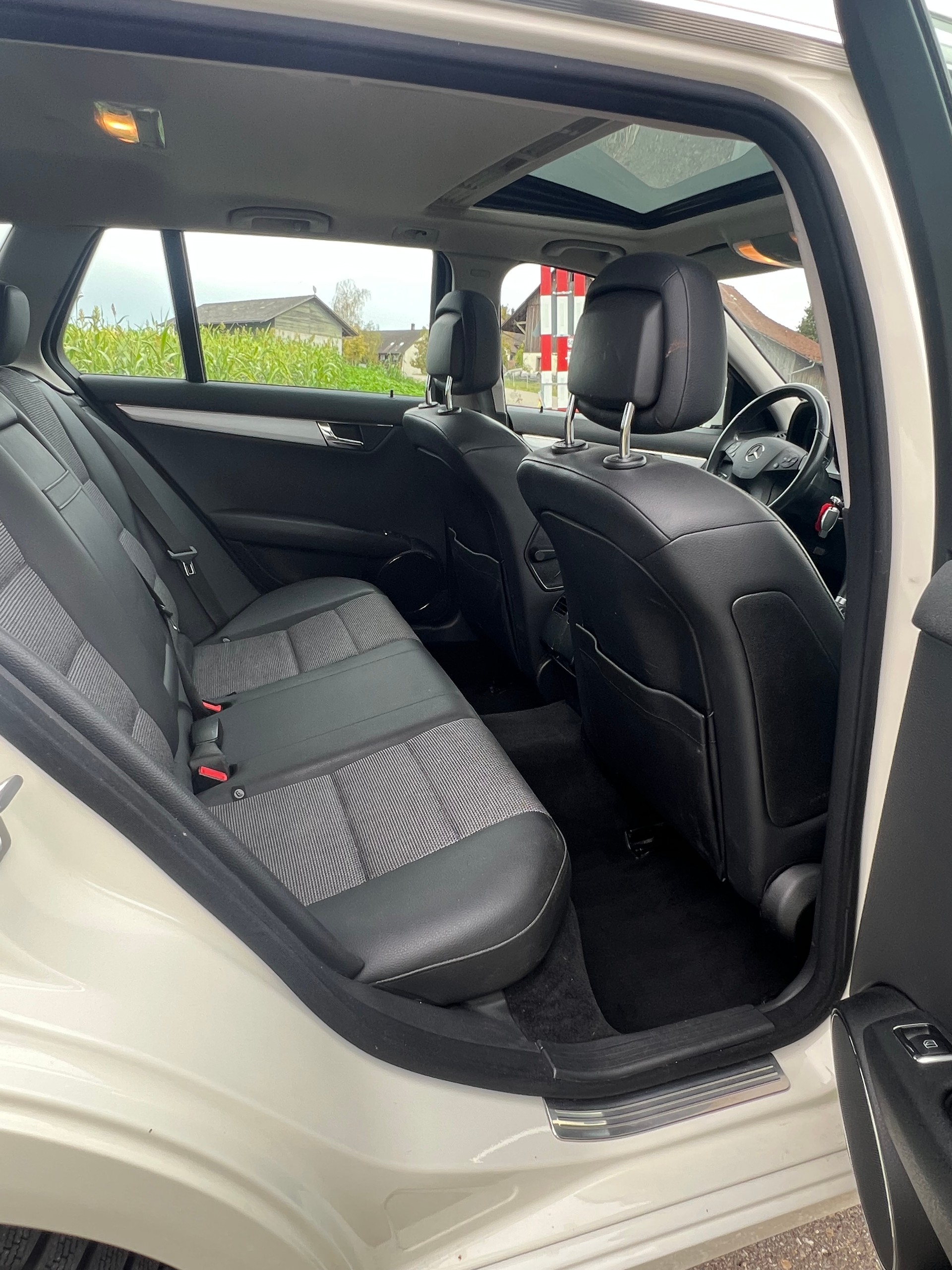 MERCEDES-BENZ C 220 CDI BlueEfficiency Avantgarde Automatic-image-14