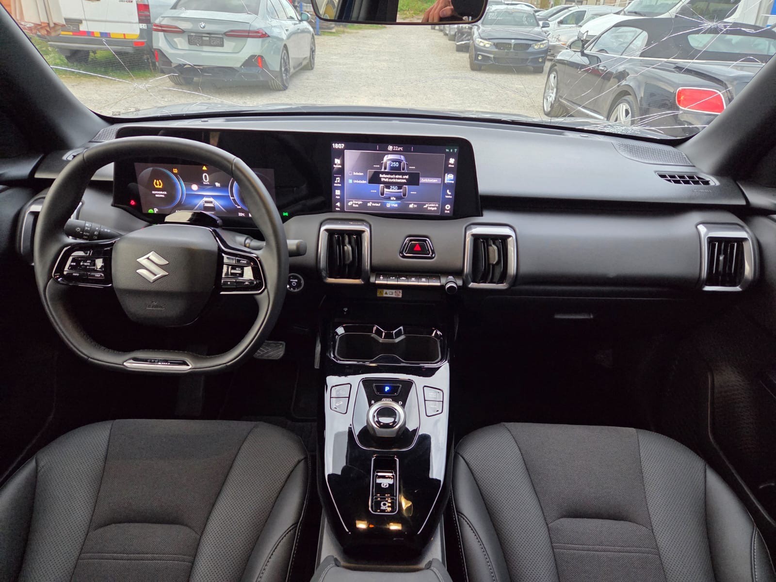 SUZUKI e-Vitara 61kWh Sakura Top 4x4-image-11