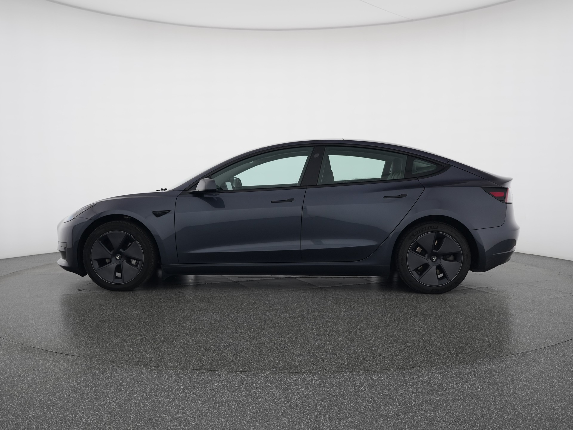 TESLA Model 3 Standard Range RWD-image-2