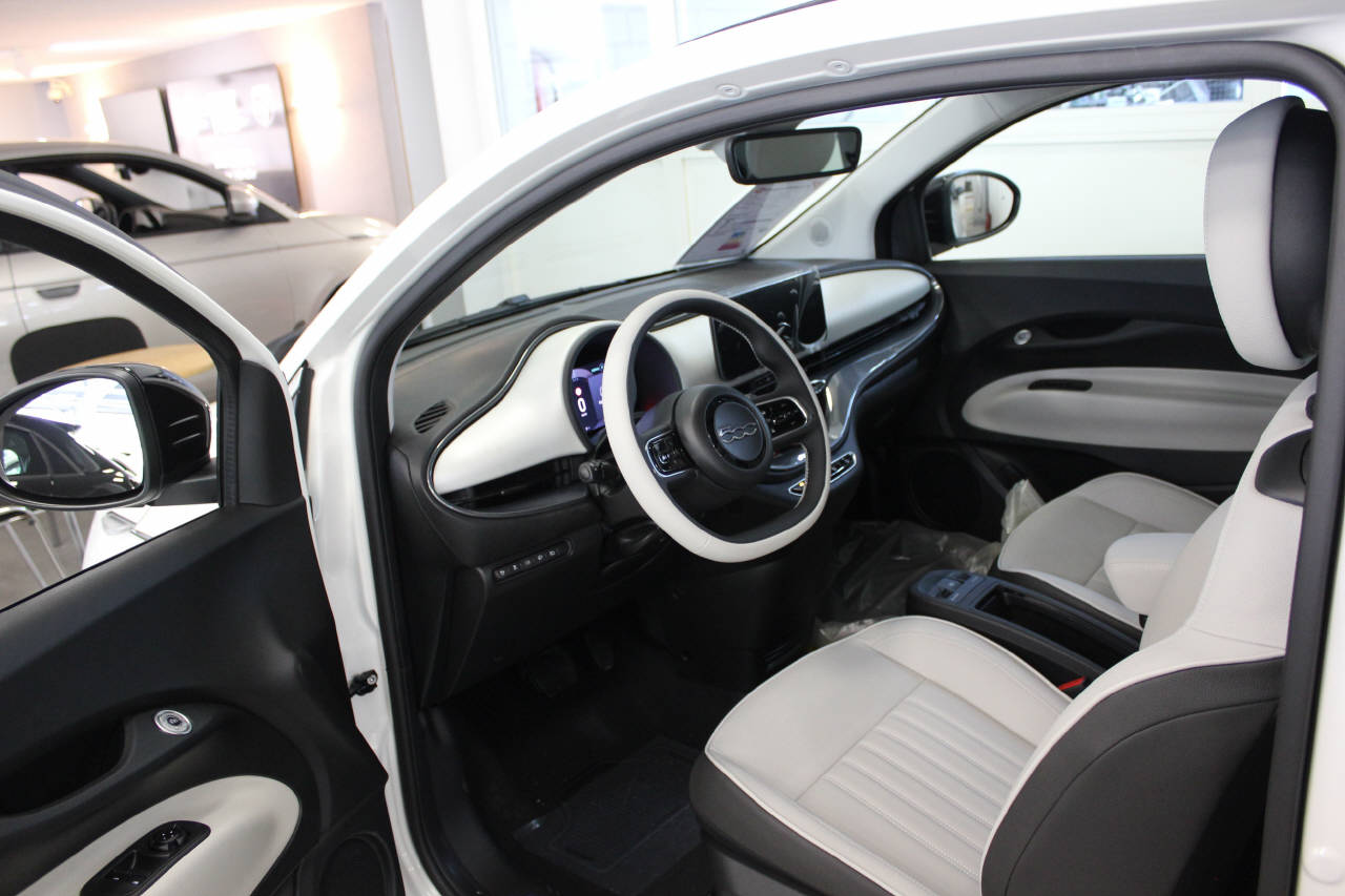FIAT 500 Cabrio La Prima-image-4