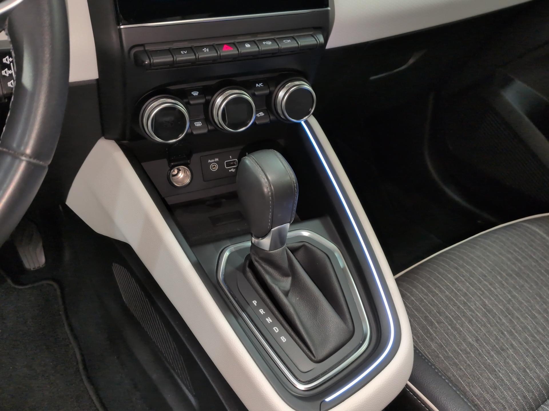 RENAULT Clio 1.6 E-Tech Techno-image-11