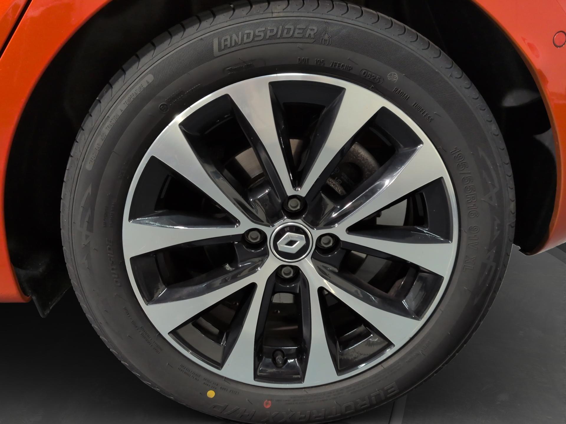 RENAULT Clio 1.6 E-Tech Techno-image-23