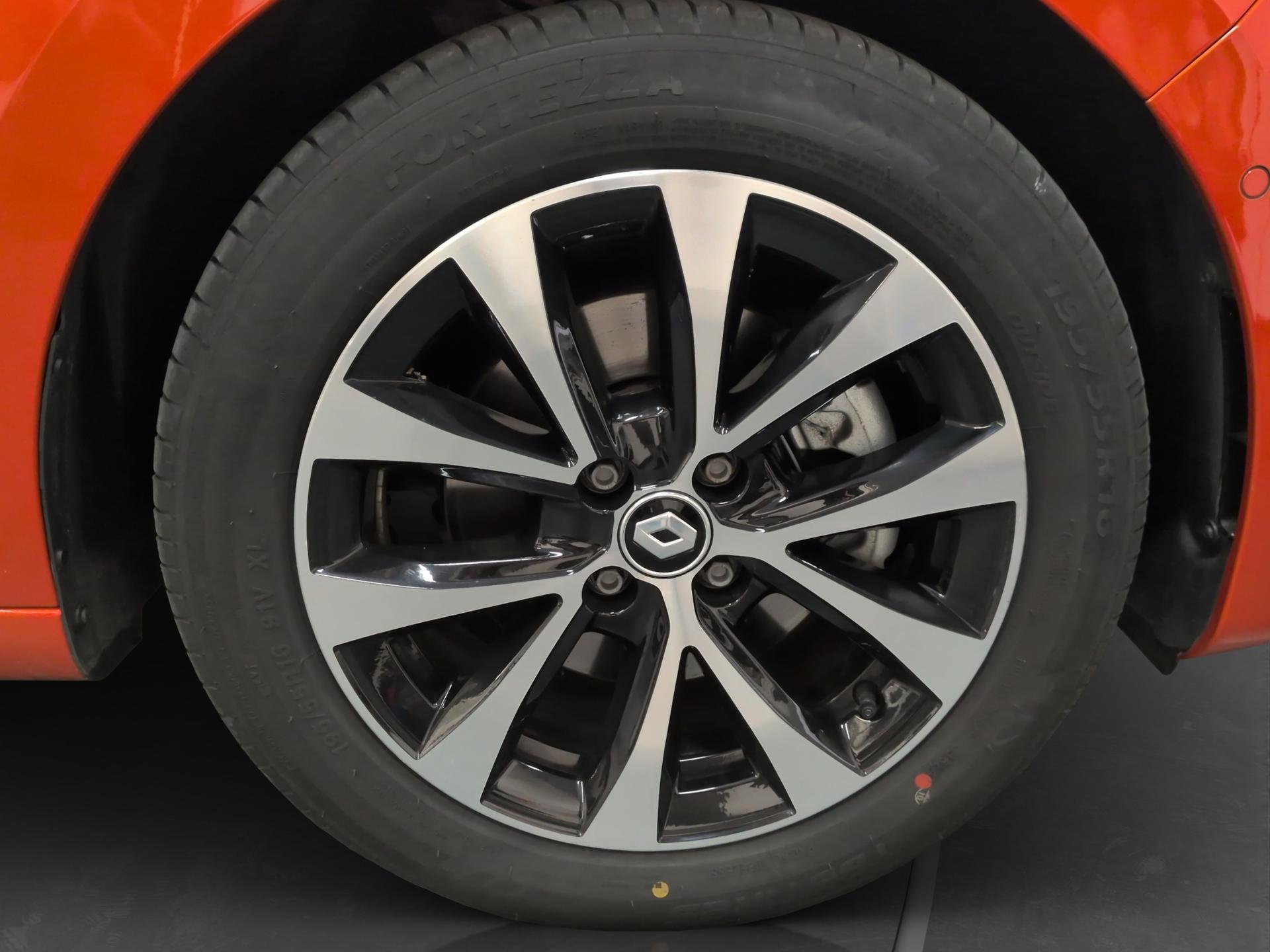 RENAULT Clio 1.6 E-Tech Techno-image-17