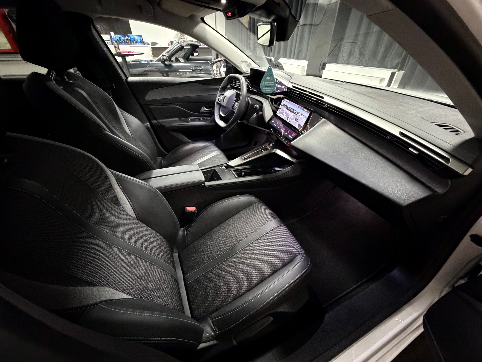 PEUGEOT 308 SW 1.5 BlueHDI Allure Pack EAT8-image-24