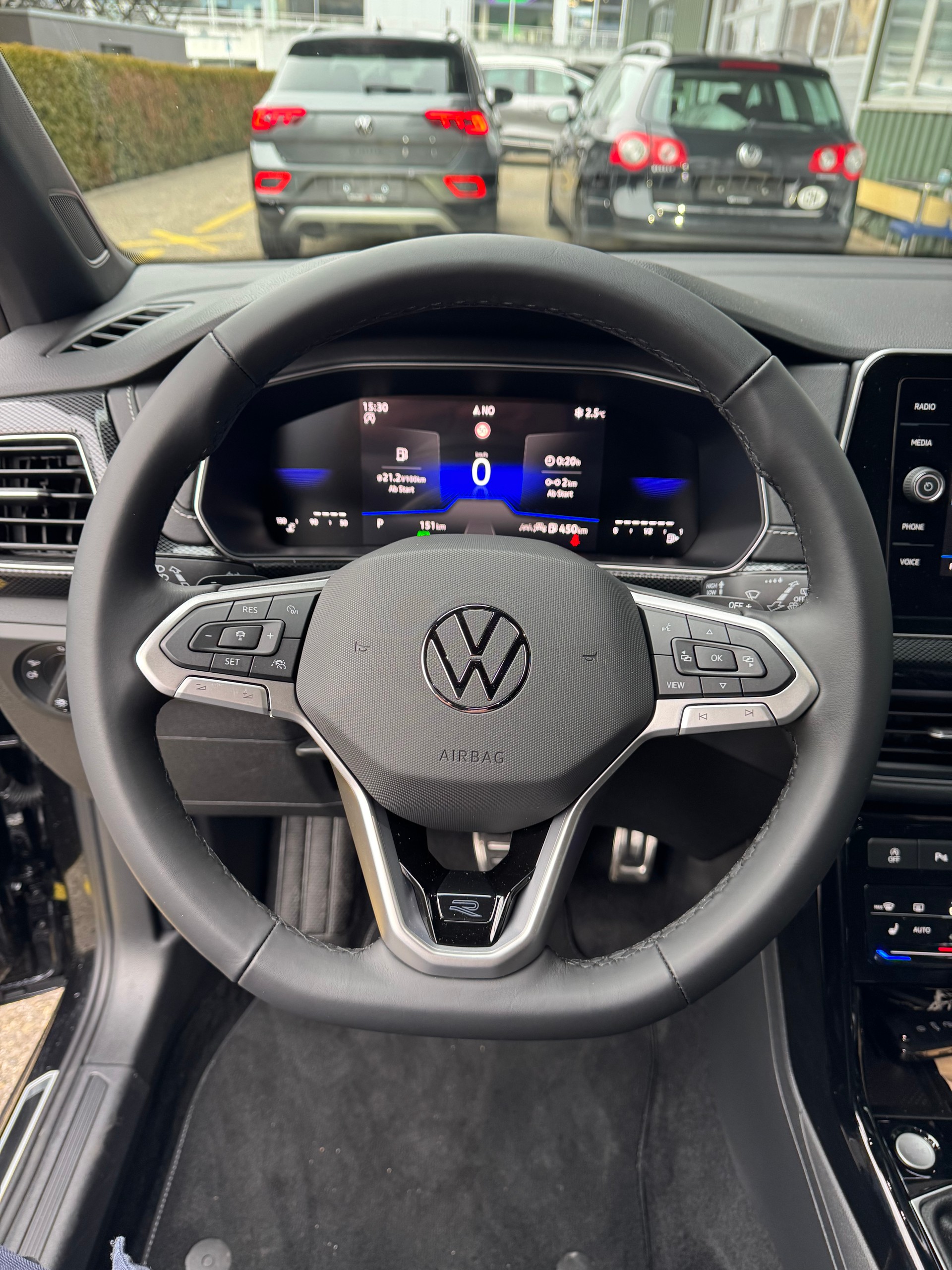 VW T-Cross 1.5 TSI EVO ACT R-Line DSG 150 PS mit Anhängerkupplung 32 % Rabatt !-showroom-element-2