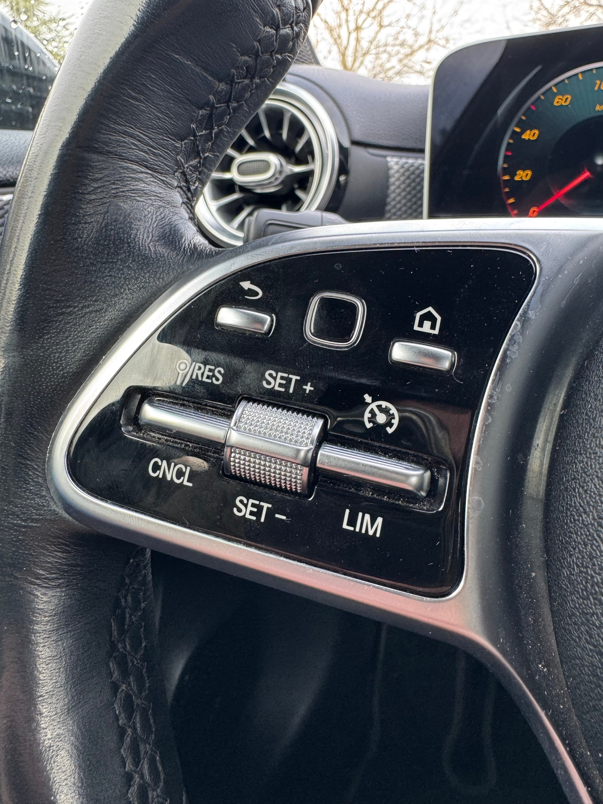 MERCEDES-BENZ A 180 d Style 7G-DCT-image-11