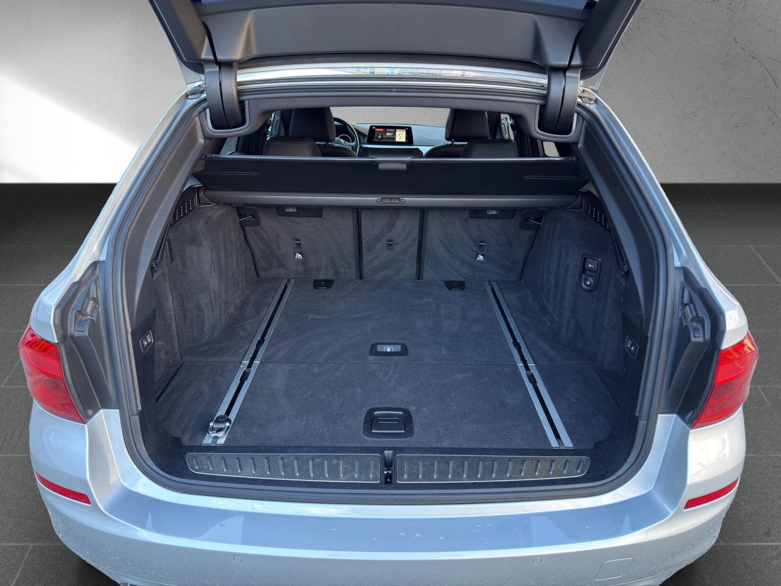 BMW 520d xDrive Touring Essential Edition Steptronic-image-17