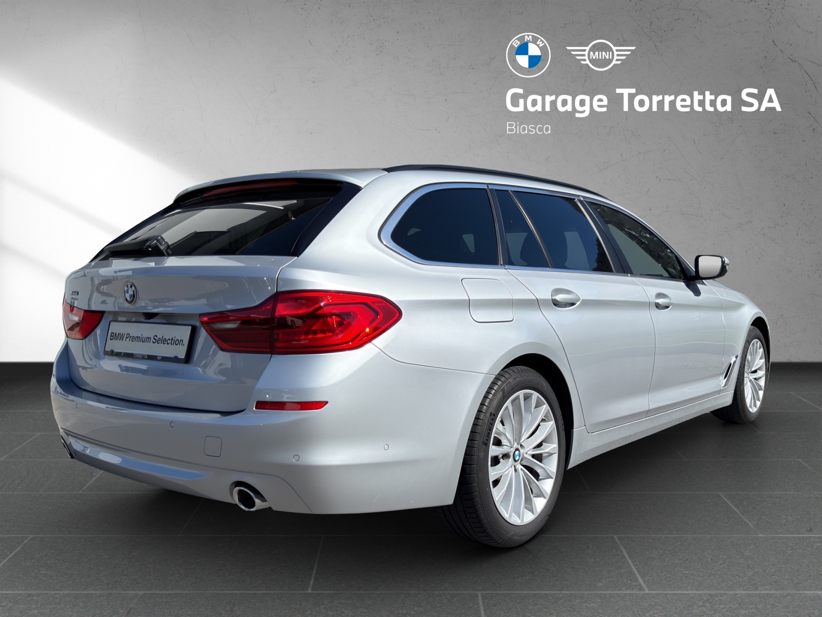 BMW 520d xDrive Touring Essential Edition Steptronic-image-4
