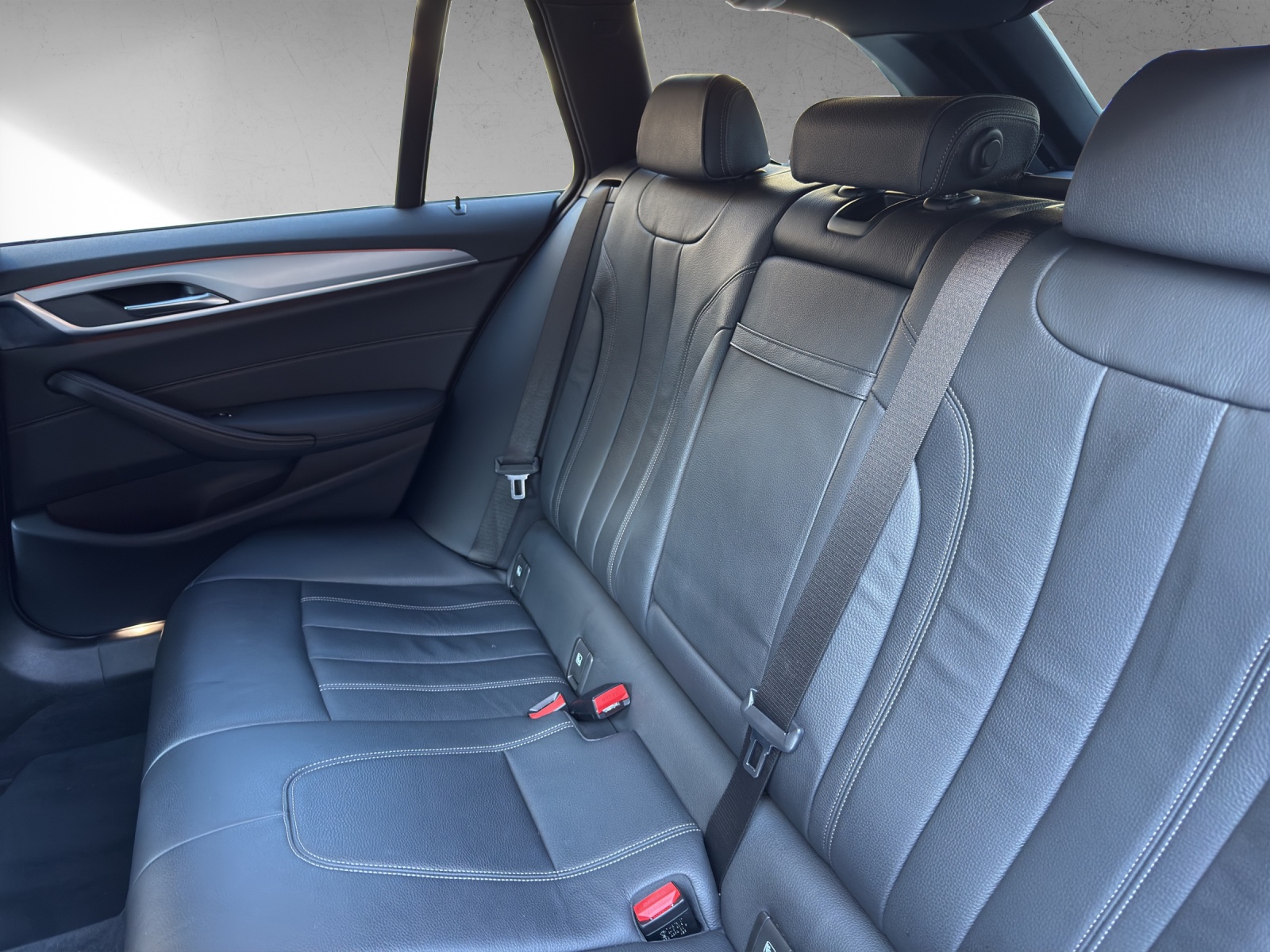 BMW 520d xDrive Touring Essential Edition Steptronic-image-16