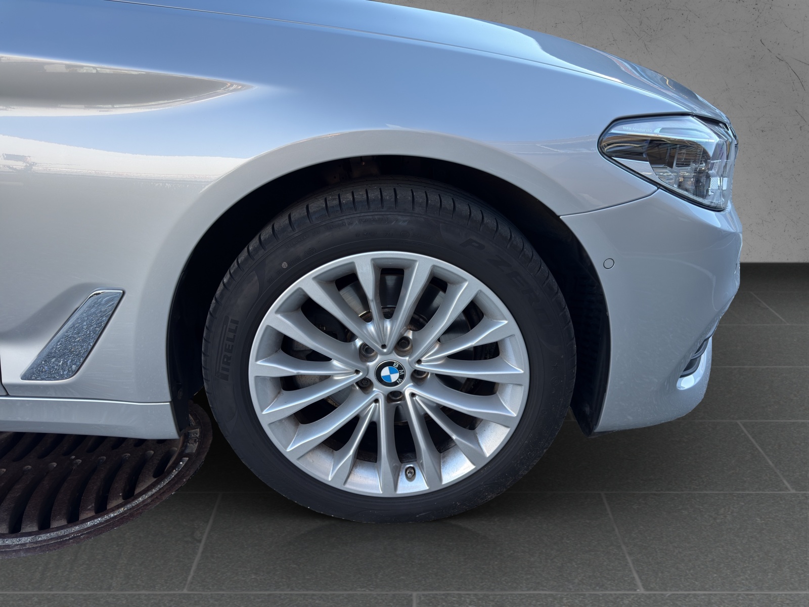 BMW 520d xDrive Touring Essential Edition Steptronic-image-9