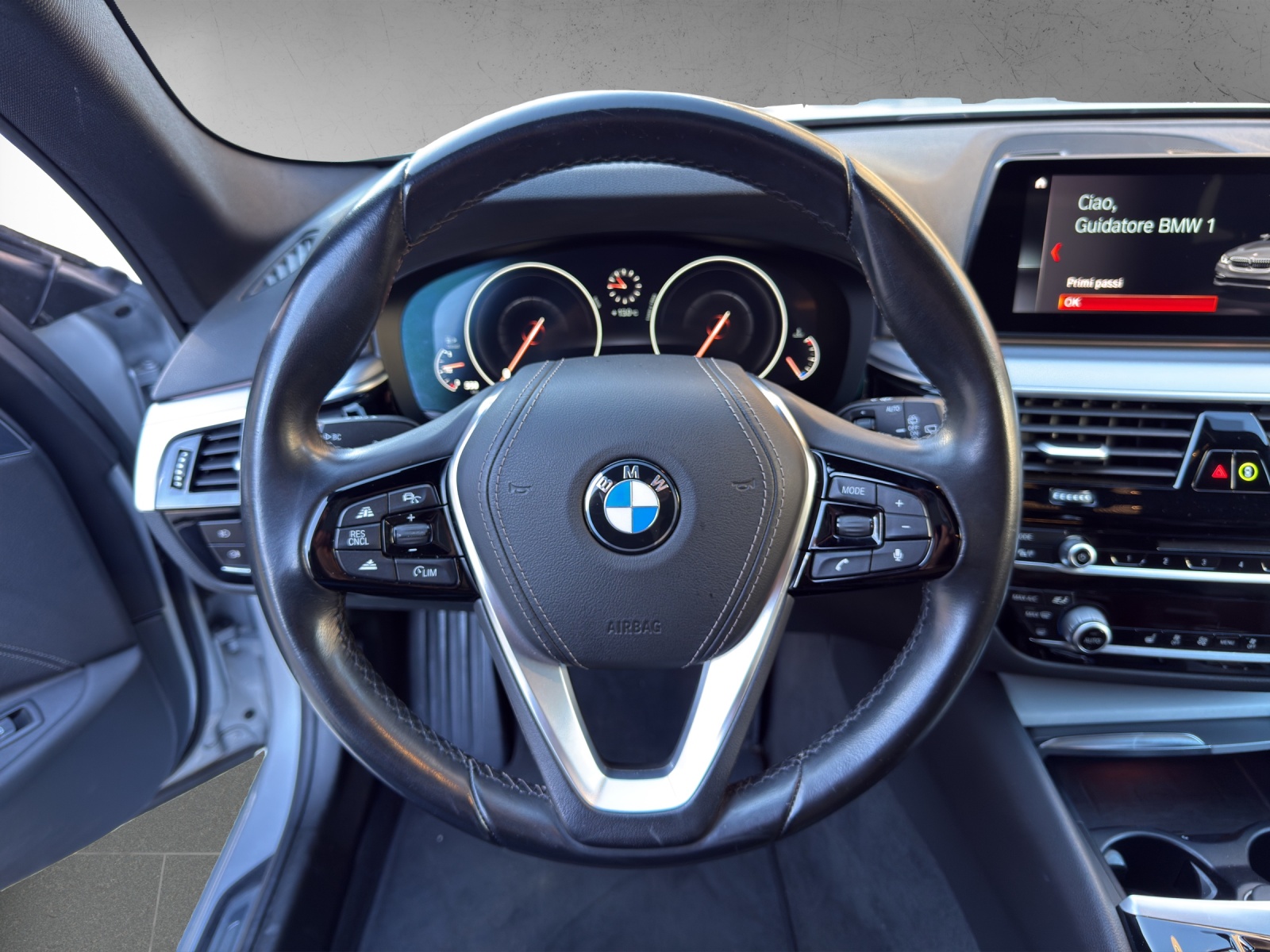 BMW 520d xDrive Touring Essential Edition Steptronic-image-12