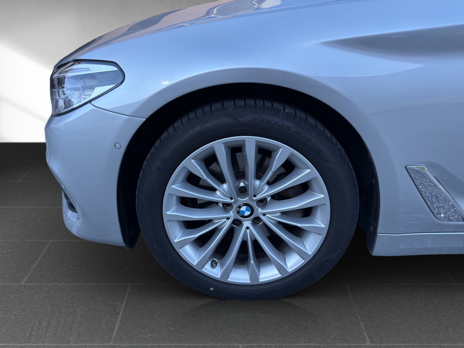 BMW 520d xDrive Touring Essential Edition Steptronic-image-8