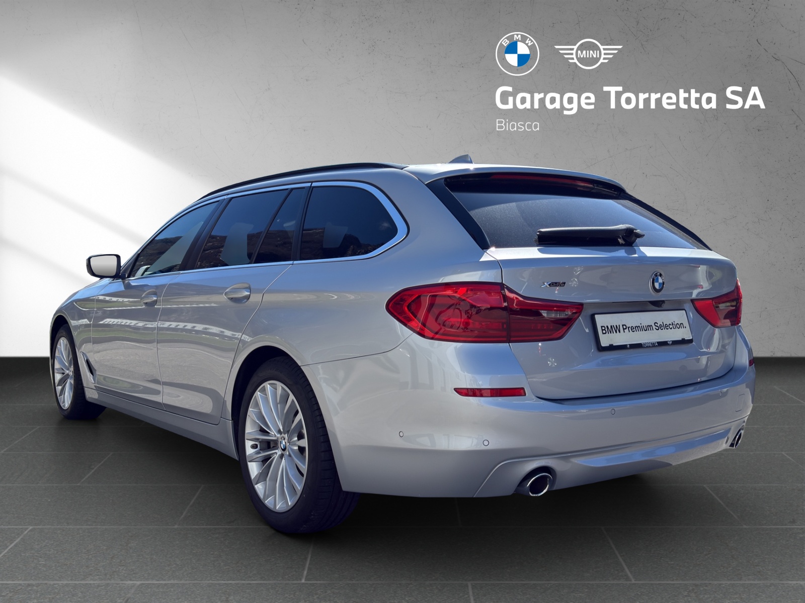 BMW 520d xDrive Touring Essential Edition Steptronic-image-2