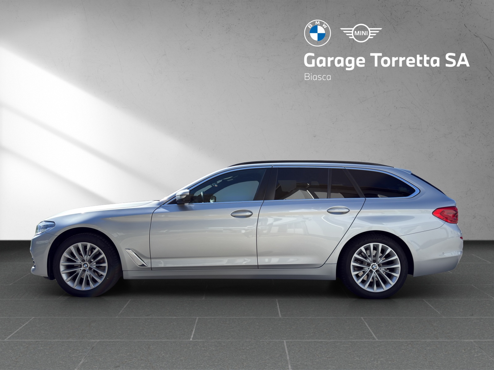 BMW 520d xDrive Touring Essential Edition Steptronic-image-1