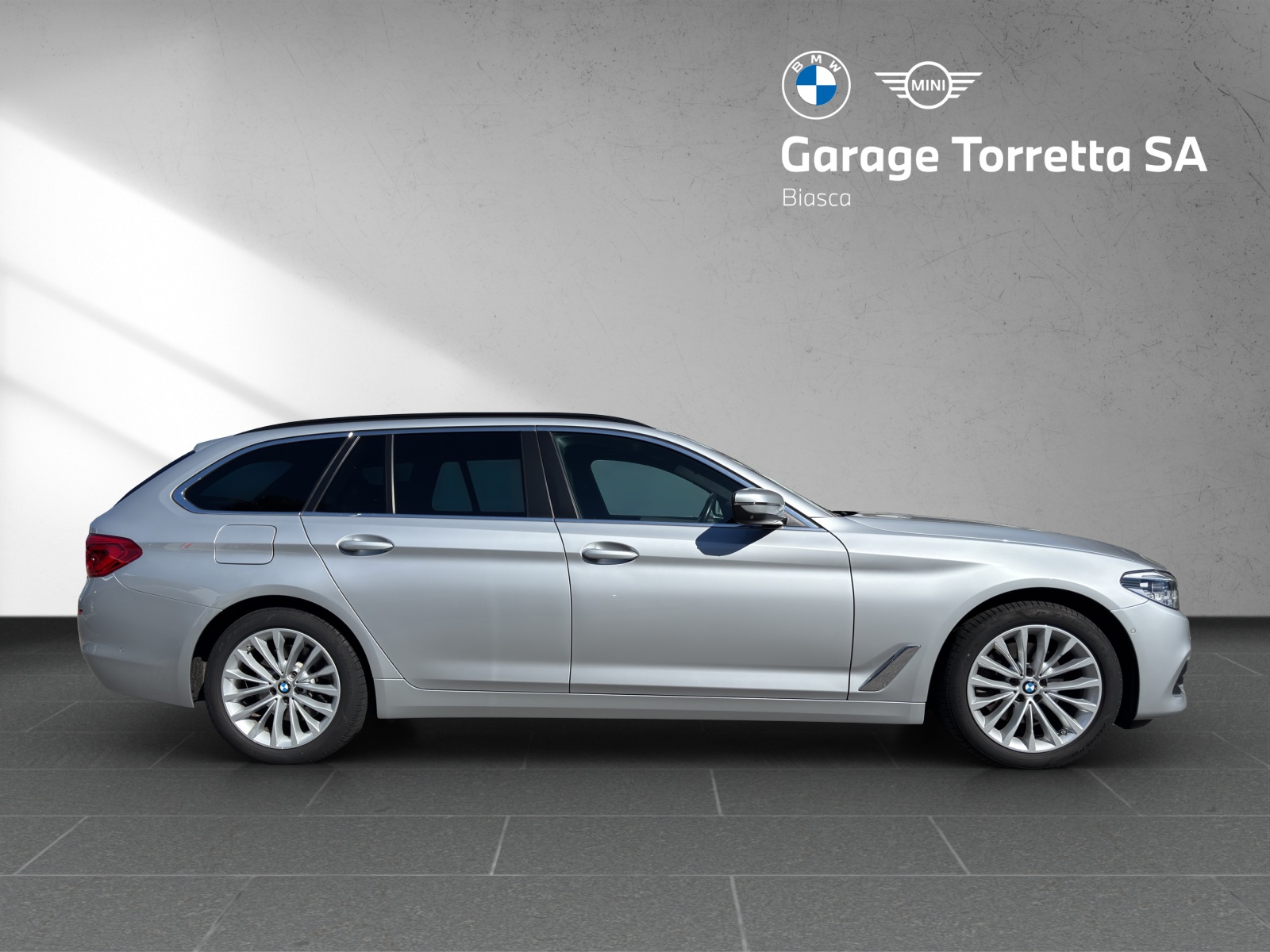 BMW 520d xDrive Touring Essential Edition Steptronic-image-5