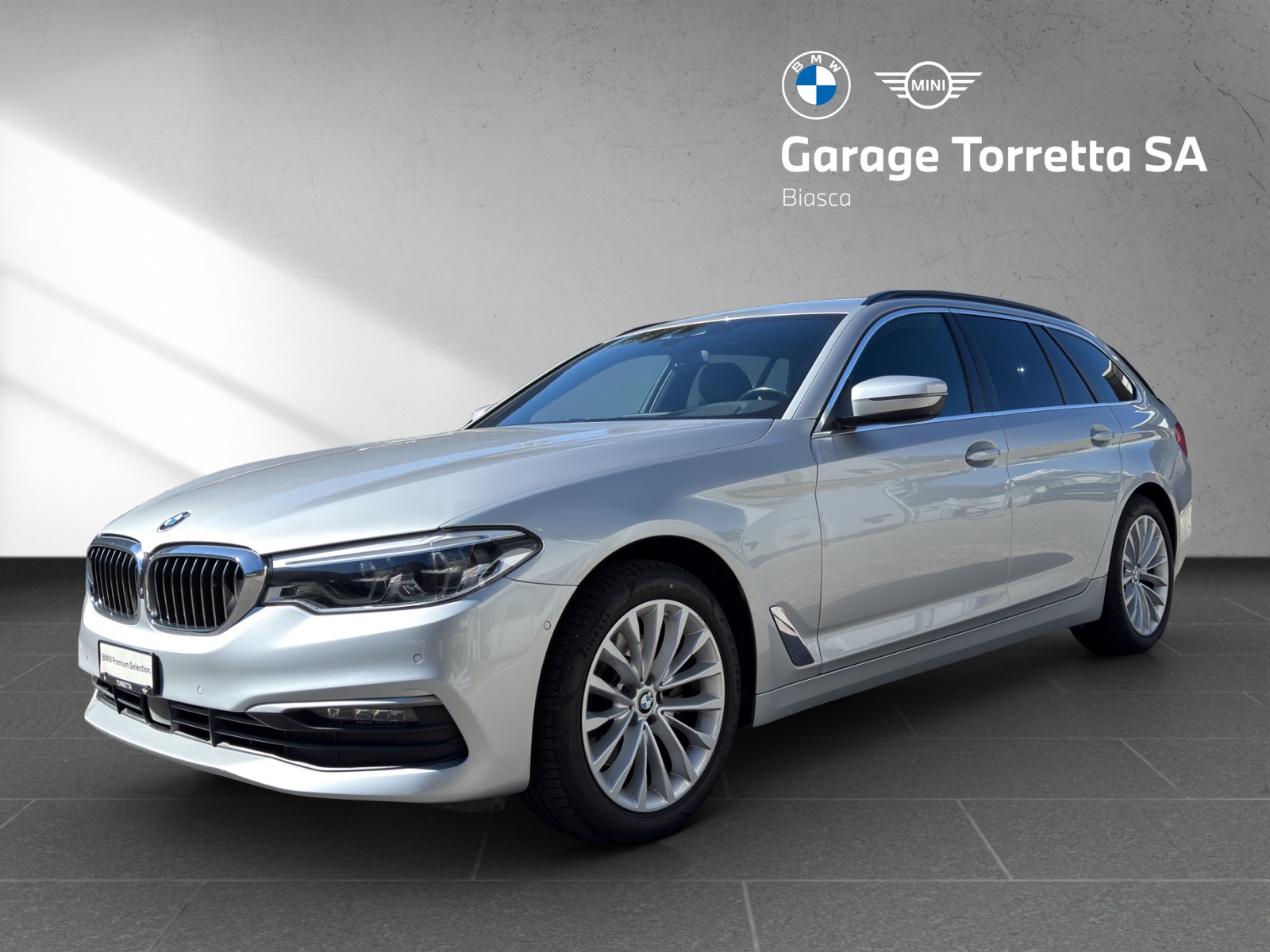 BMW 520d xDrive Touring Essential Edition Steptronic-image-0