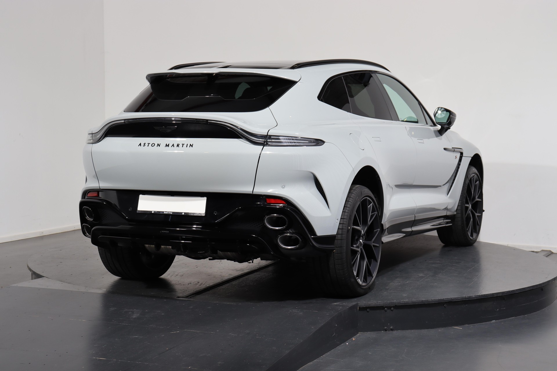 ASTON MARTIN DBX S 4.0 V8 Bi-Turbo-image-2