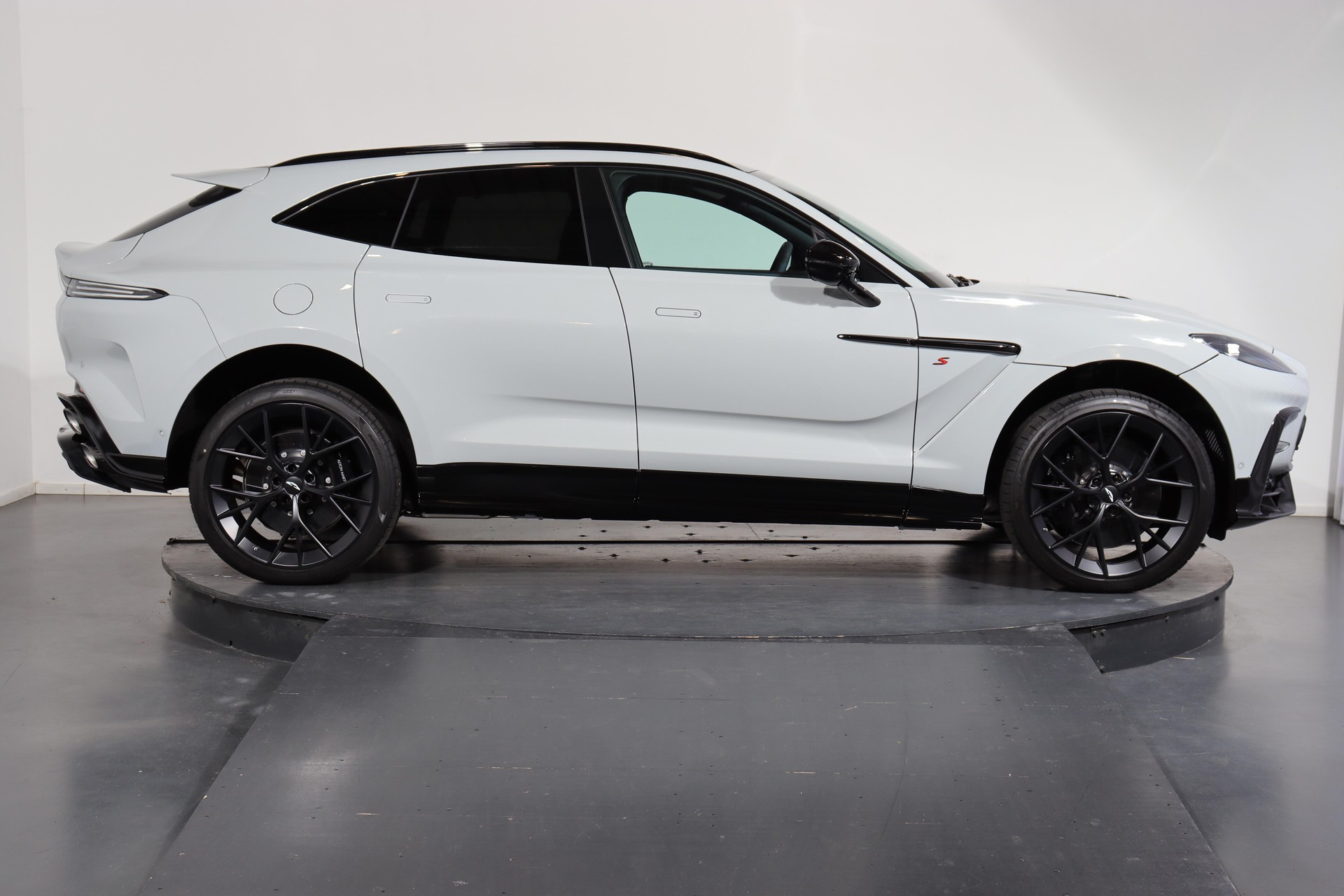 ASTON MARTIN DBX S 4.0 V8 Bi-Turbo-image-1