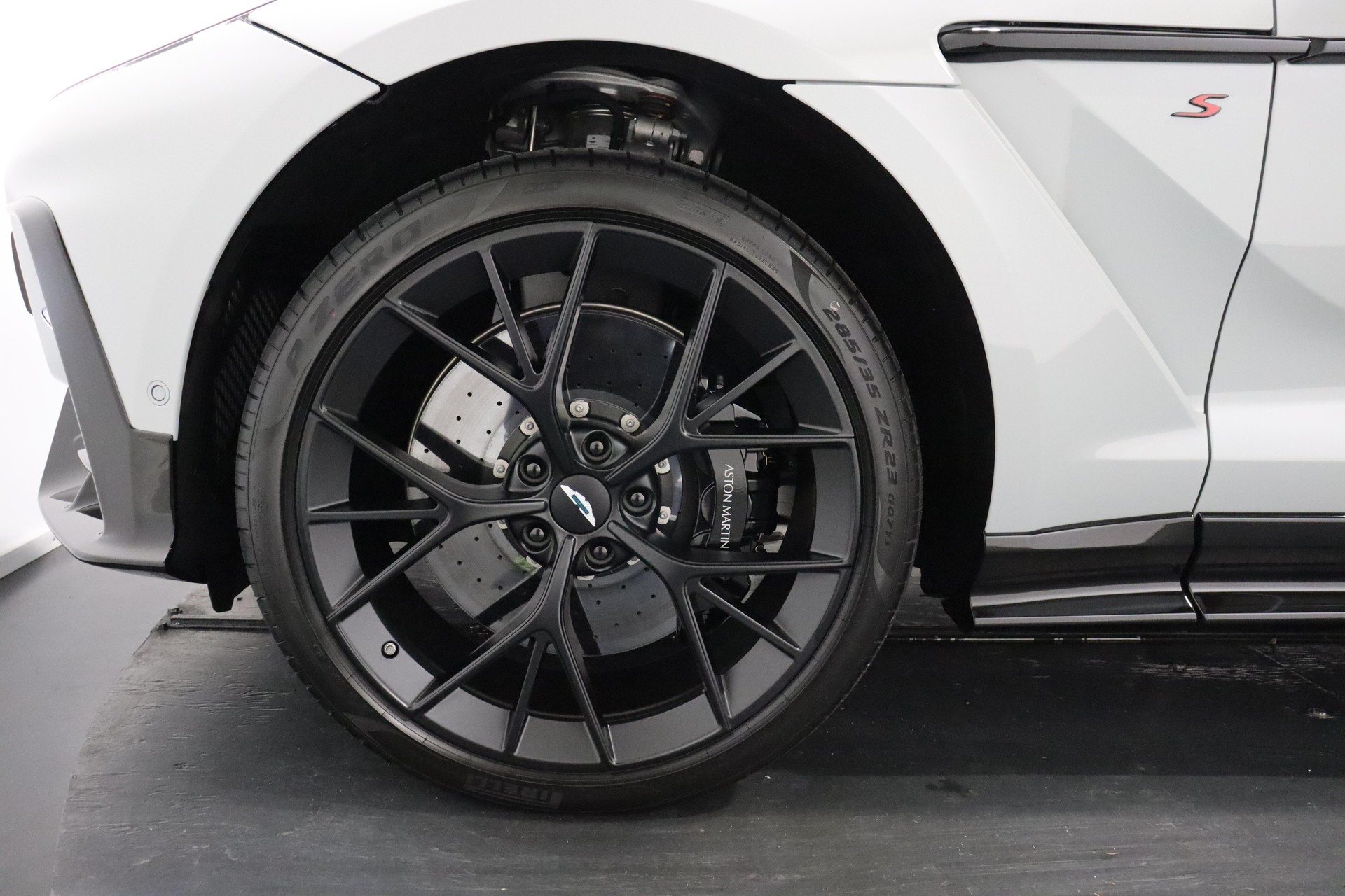 ASTON MARTIN DBX S 4.0 V8 Bi-Turbo-image-6