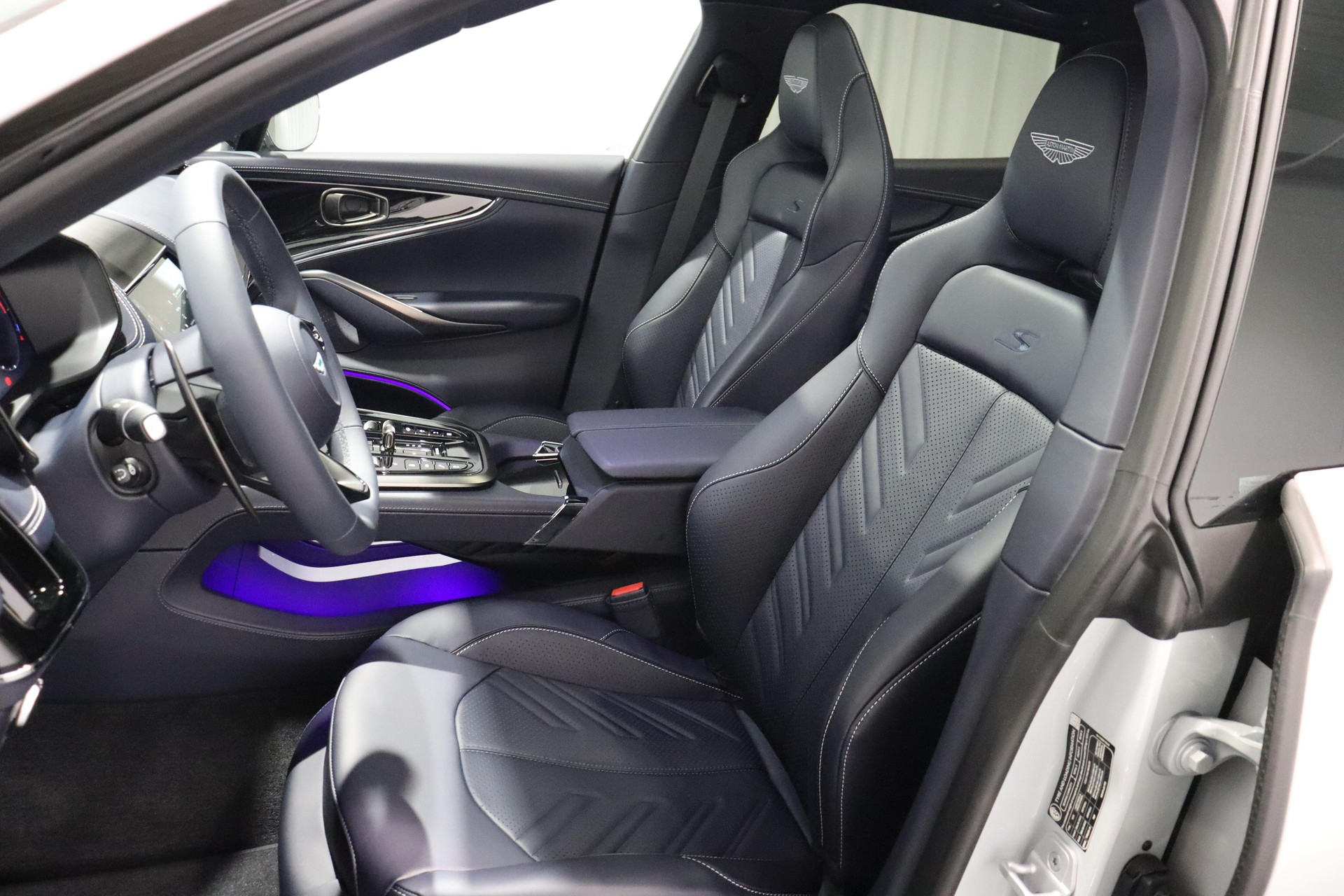 ASTON MARTIN DBX S 4.0 V8 Bi-Turbo-image-3