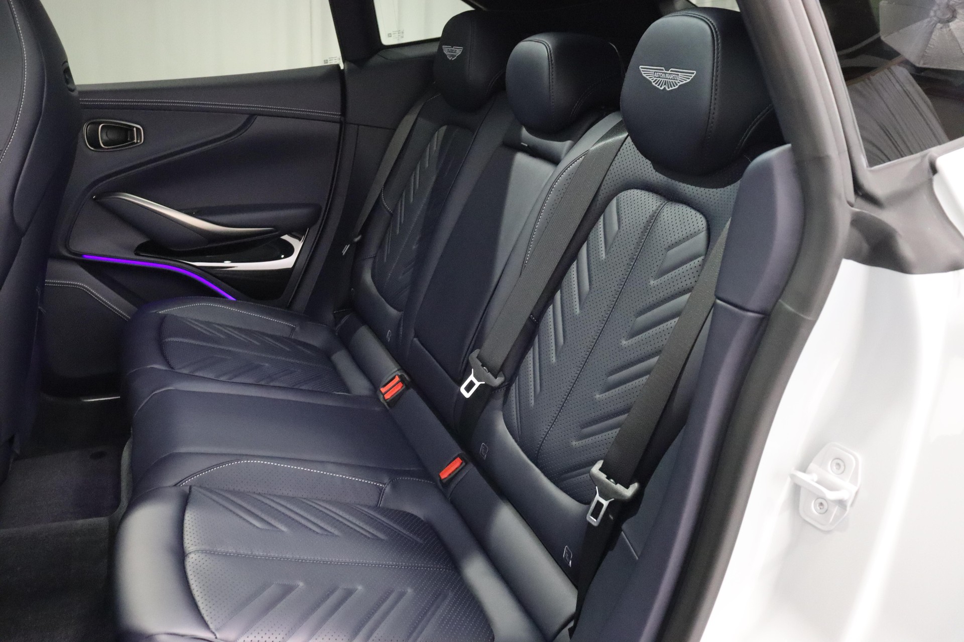 ASTON MARTIN DBX S 4.0 V8 Bi-Turbo-image-4