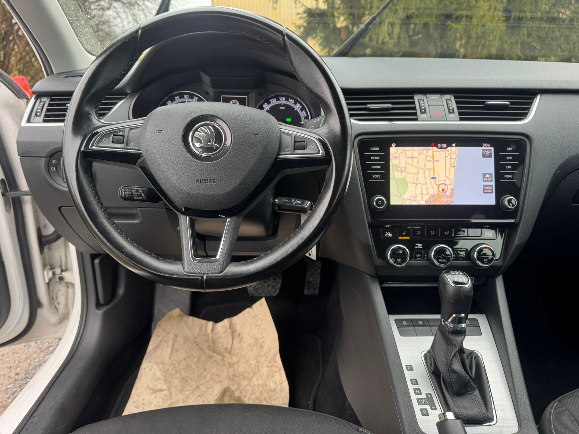 SKODA Octavia Combi 2.0 TDI Ambition 4x4-image-13