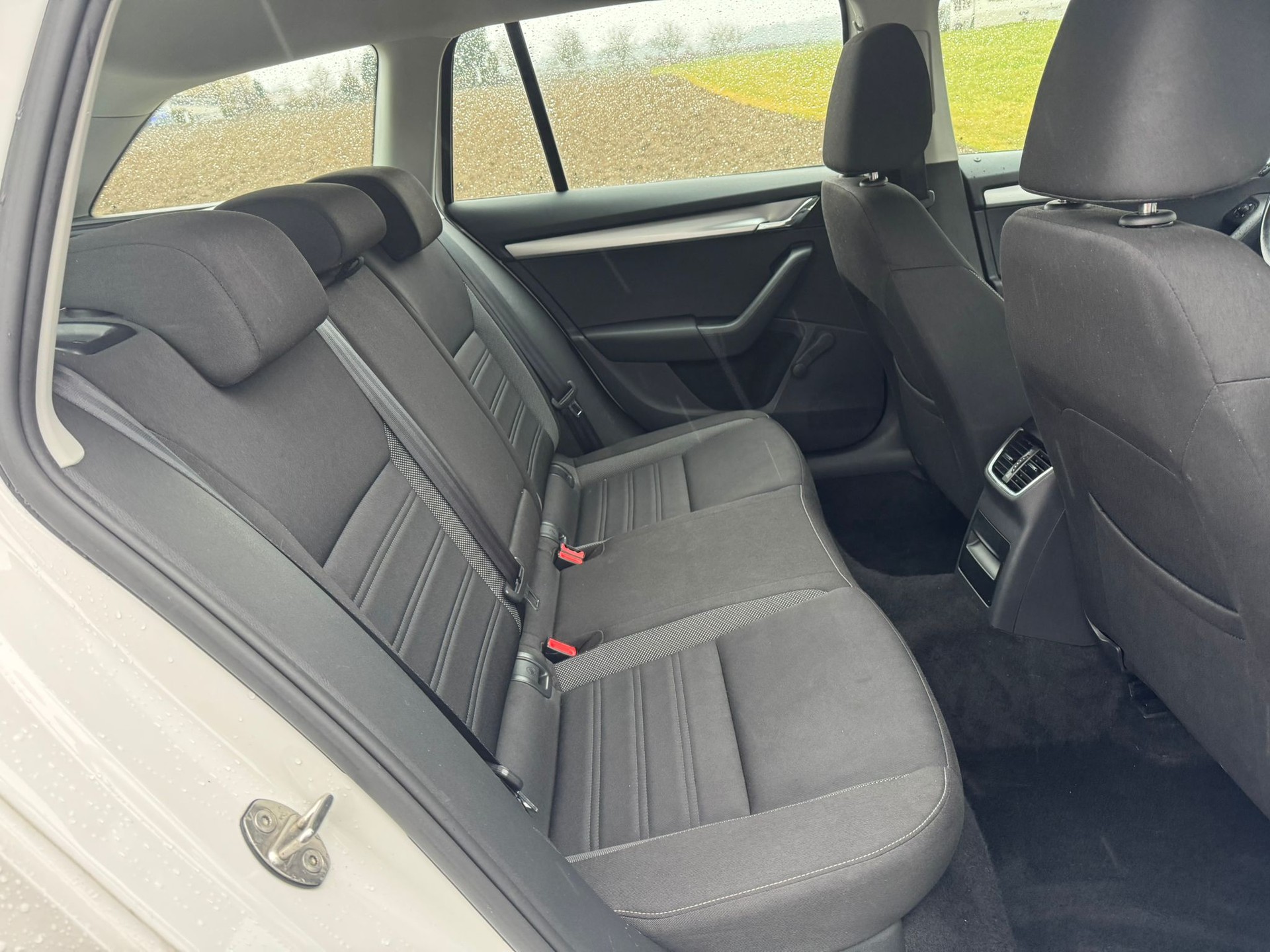 SKODA Octavia Combi 2.0 TDI Ambition 4x4-image-11