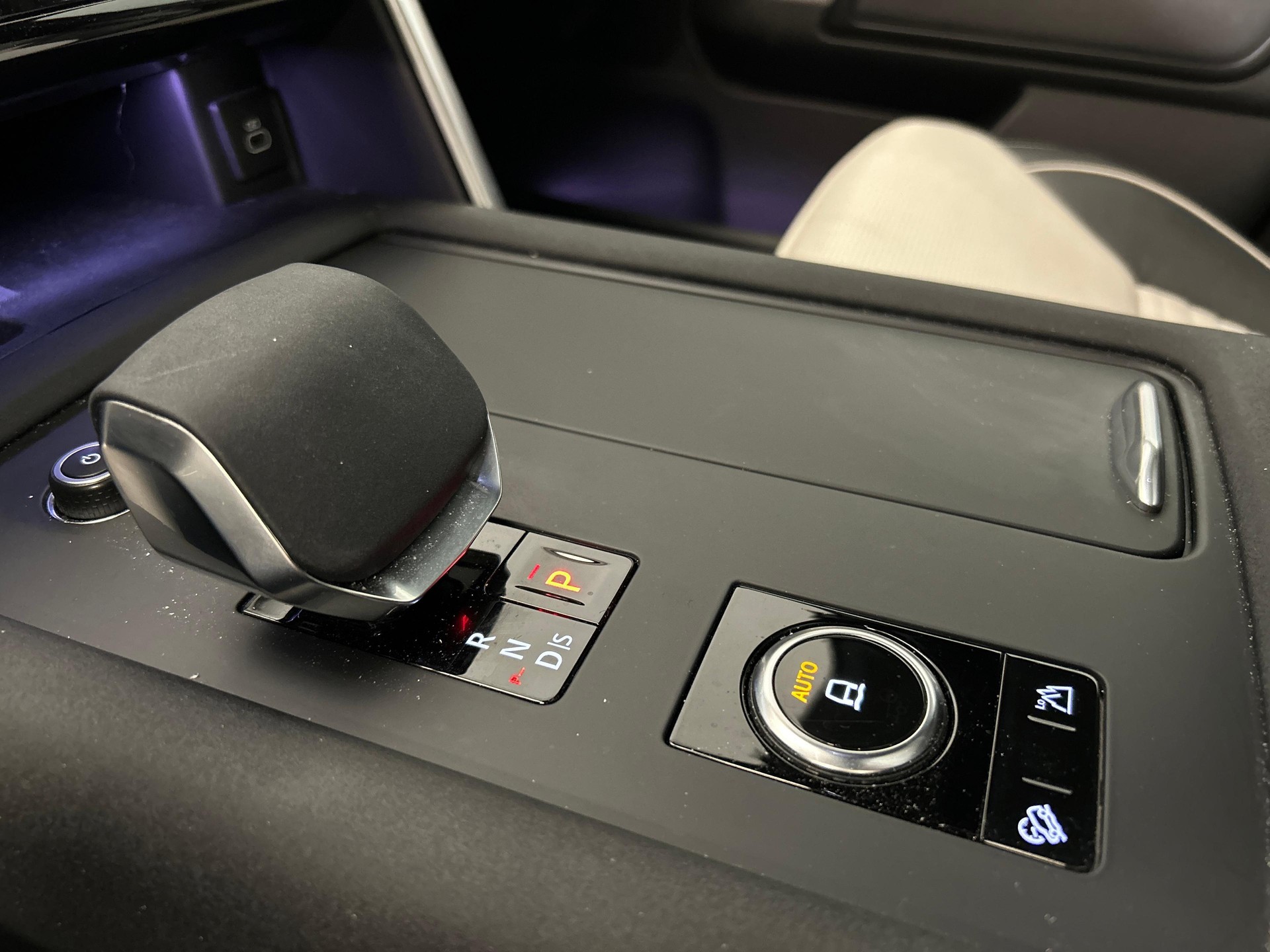 LAND ROVER Discovery 3.0 I6 Metropolitan Edition-image-14