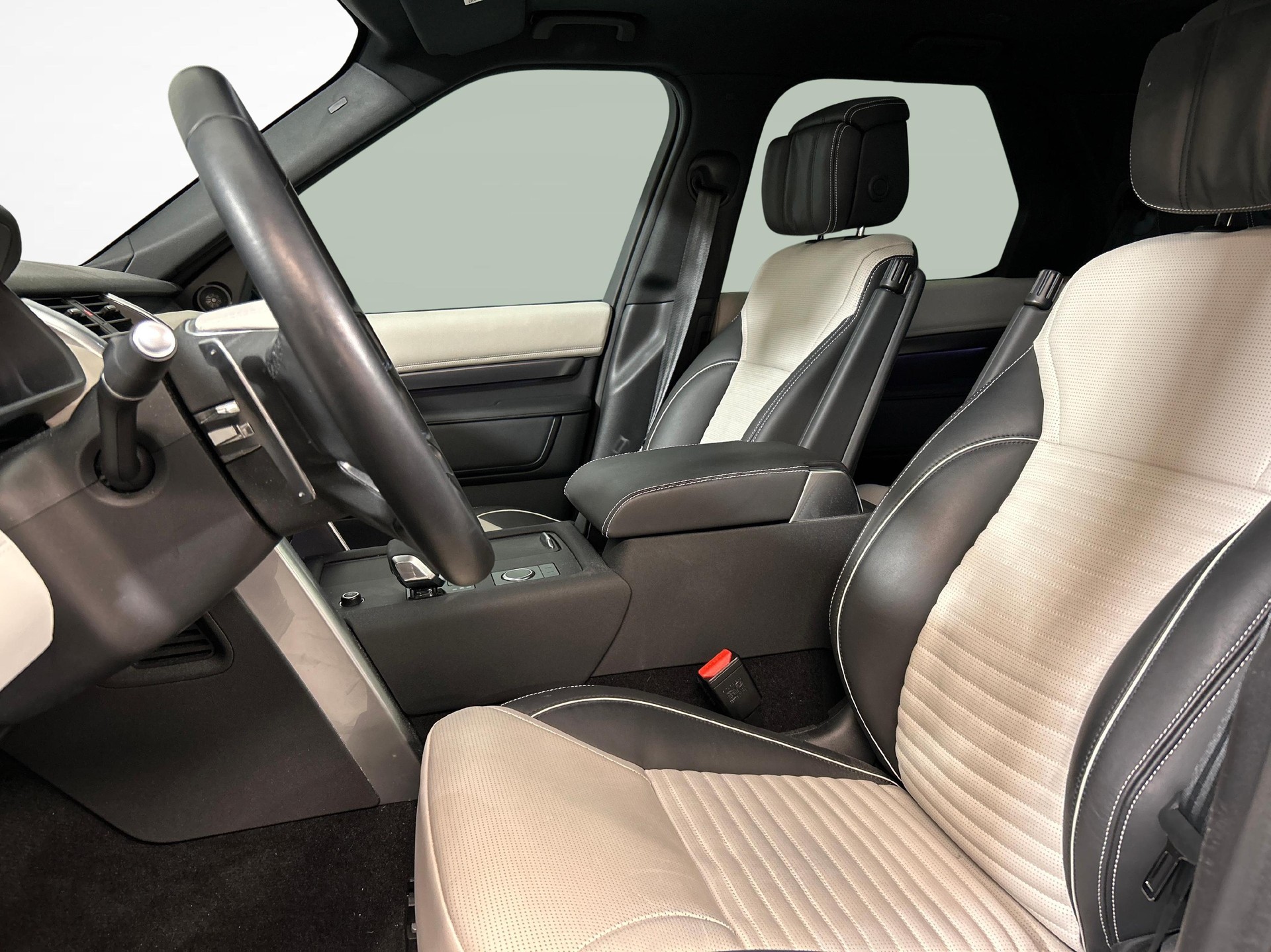 LAND ROVER Discovery 3.0 I6 Metropolitan Edition-image-2