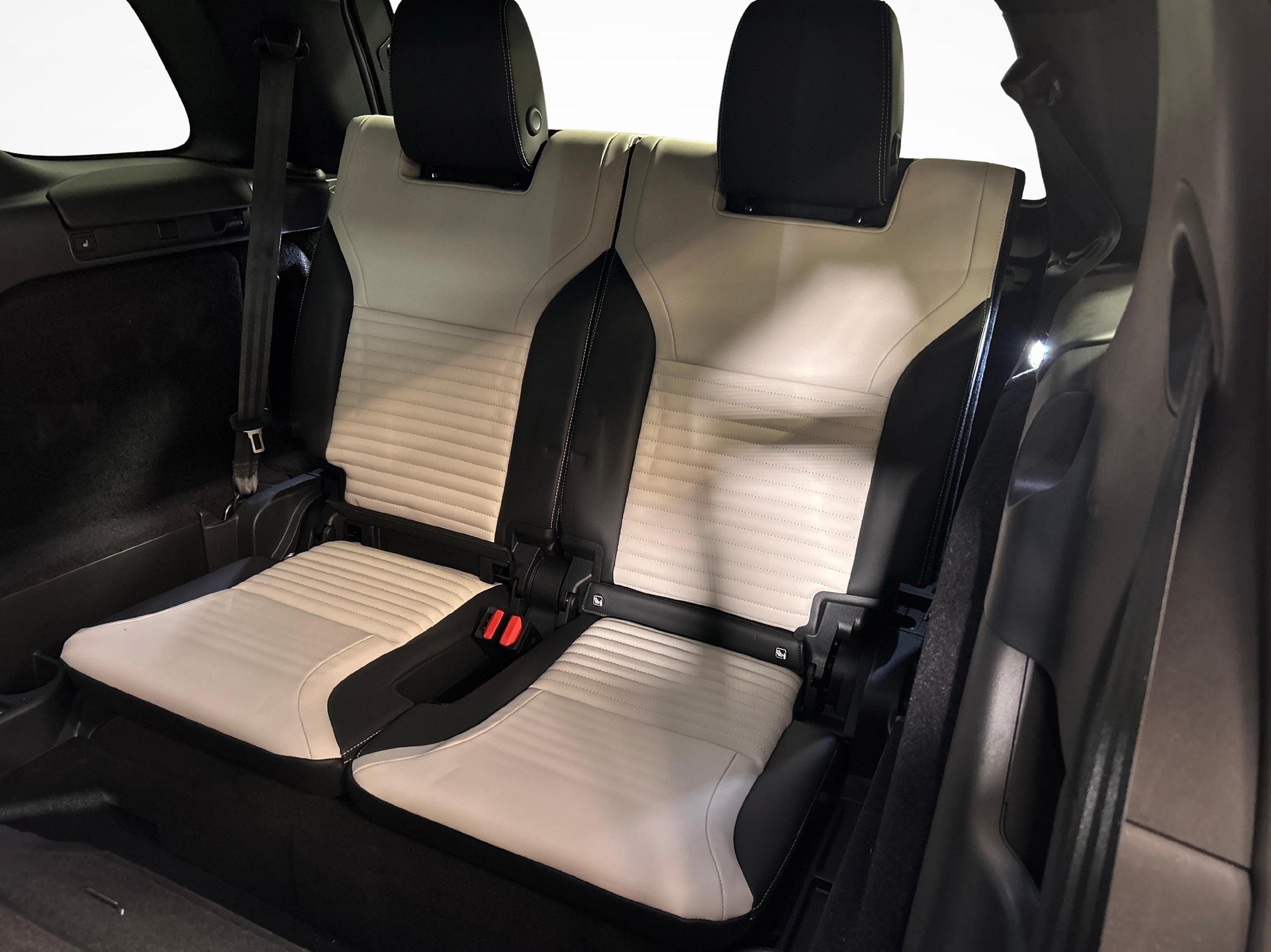 LAND ROVER Discovery 3.0 I6 Metropolitan Edition-image-4