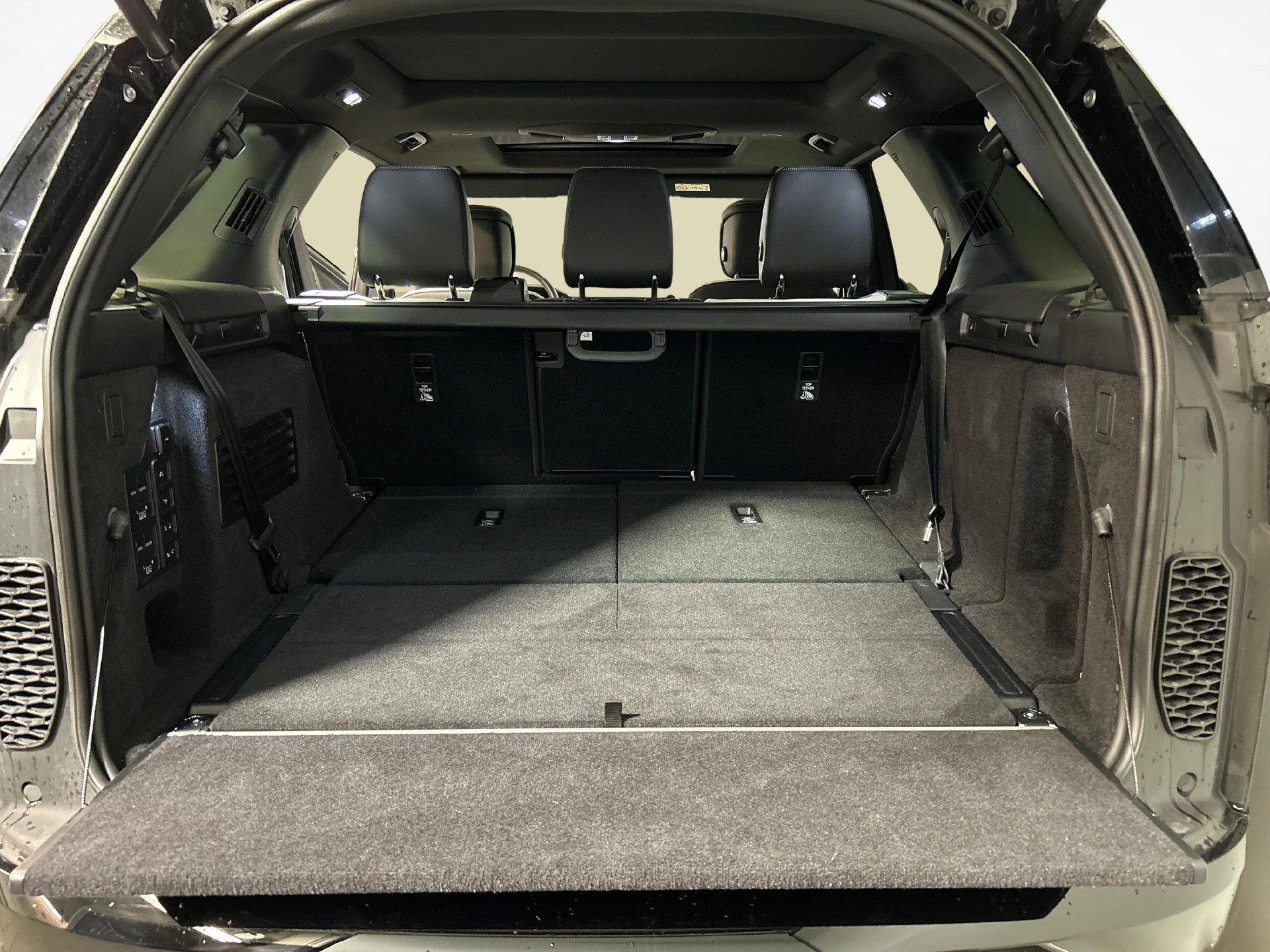 LAND ROVER Discovery 3.0 I6 Metropolitan Edition-image-12