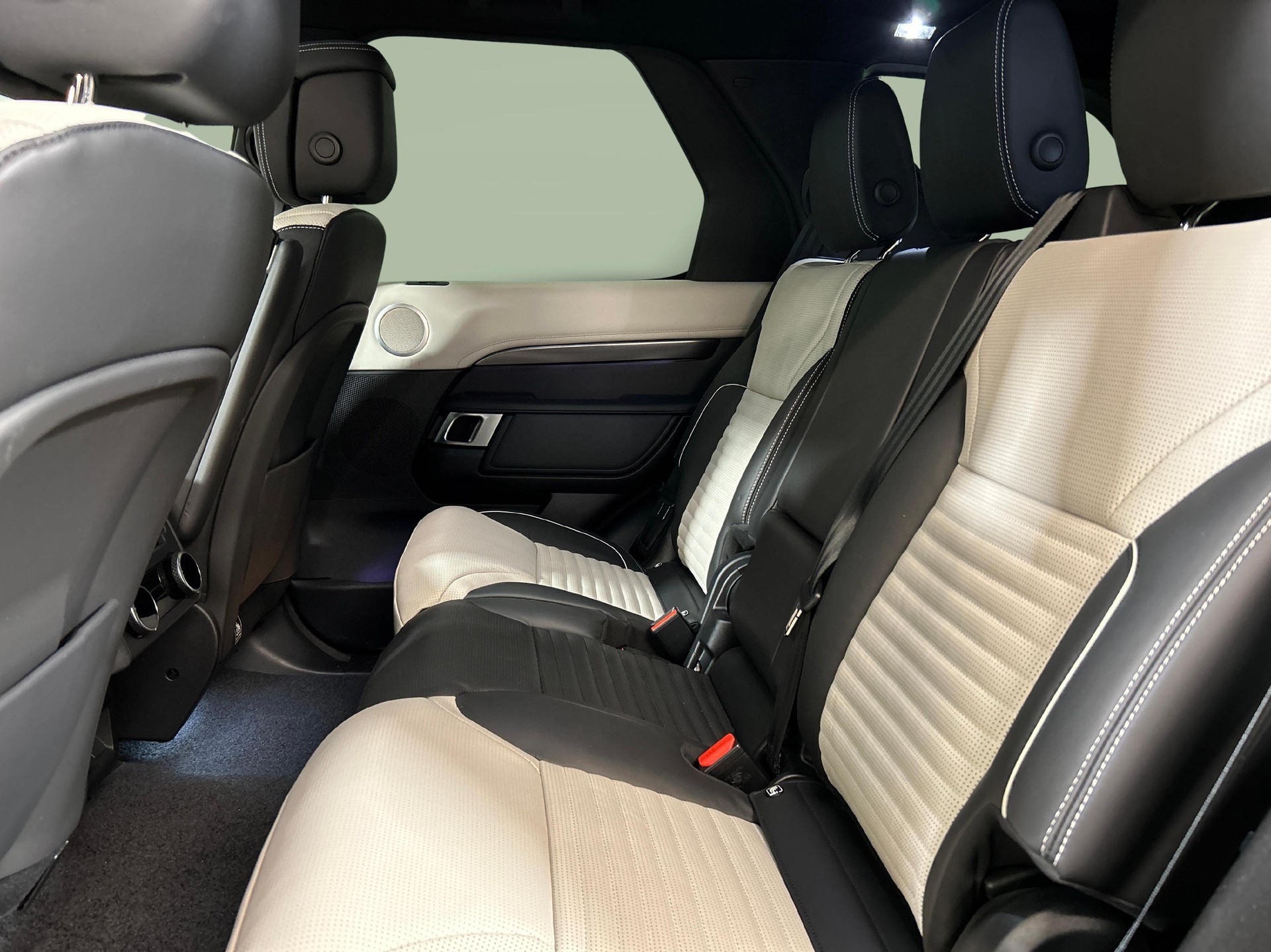 LAND ROVER Discovery 3.0 I6 Metropolitan Edition-image-3