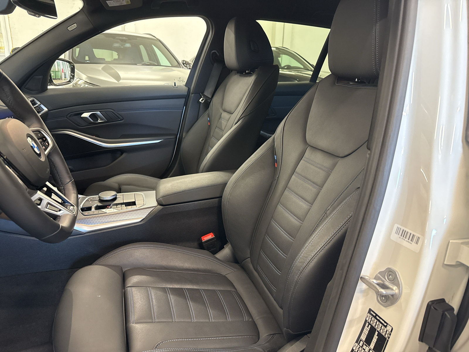 BMW 320d xDrive 48V Touring Steptronic M Sport-image-9