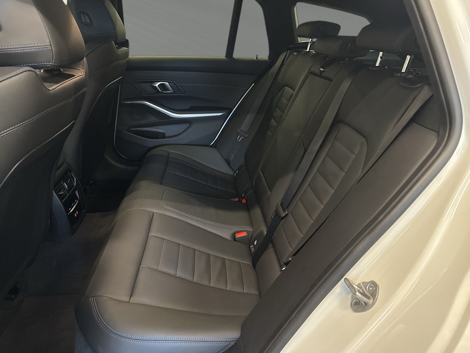 BMW 320d xDrive 48V Touring Steptronic M Sport-image-6