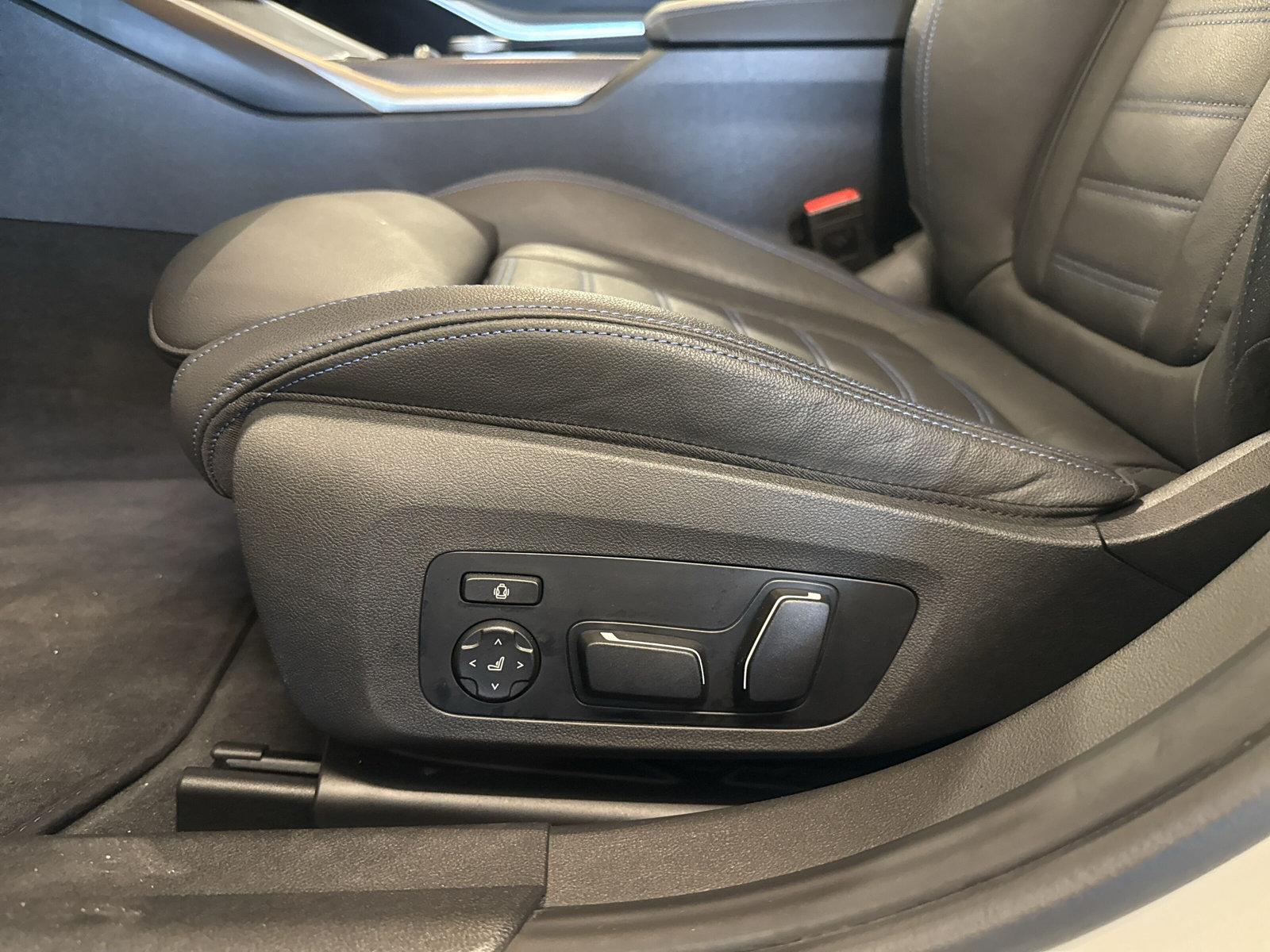 BMW 320d xDrive 48V Touring Steptronic M Sport-image-18