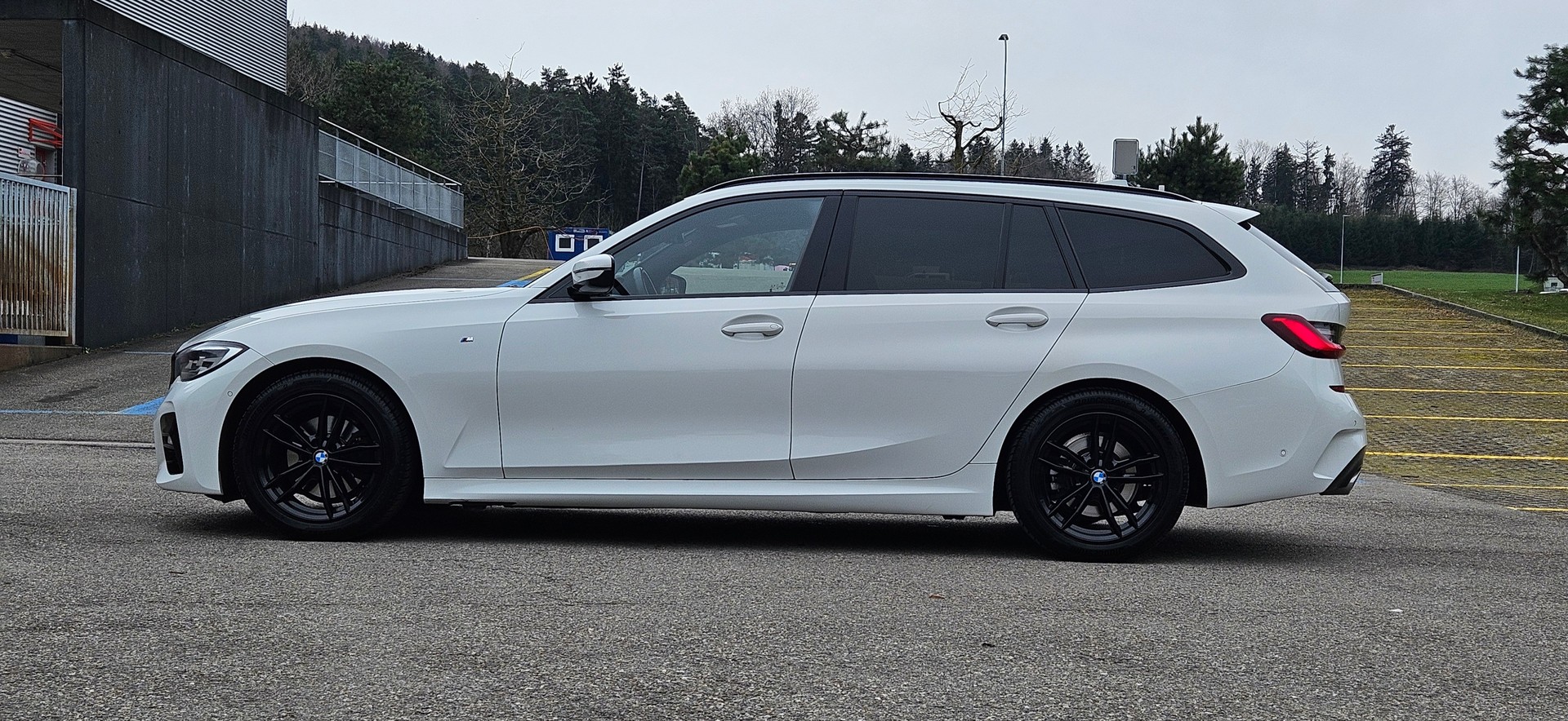 BMW 320i Touring Pure M Sport Steptronic-image-4