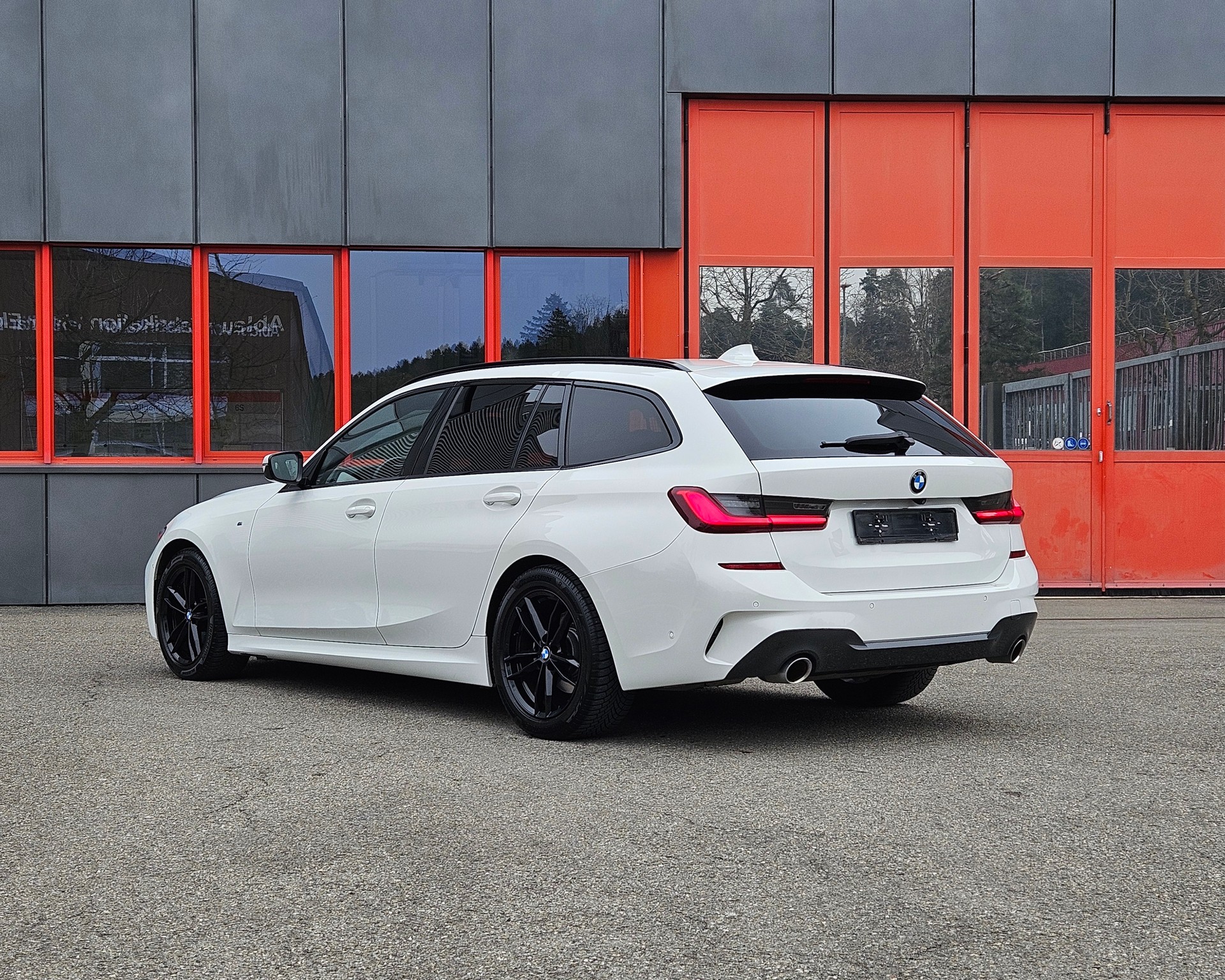 BMW 320i Touring Pure M Sport Steptronic-image-2
