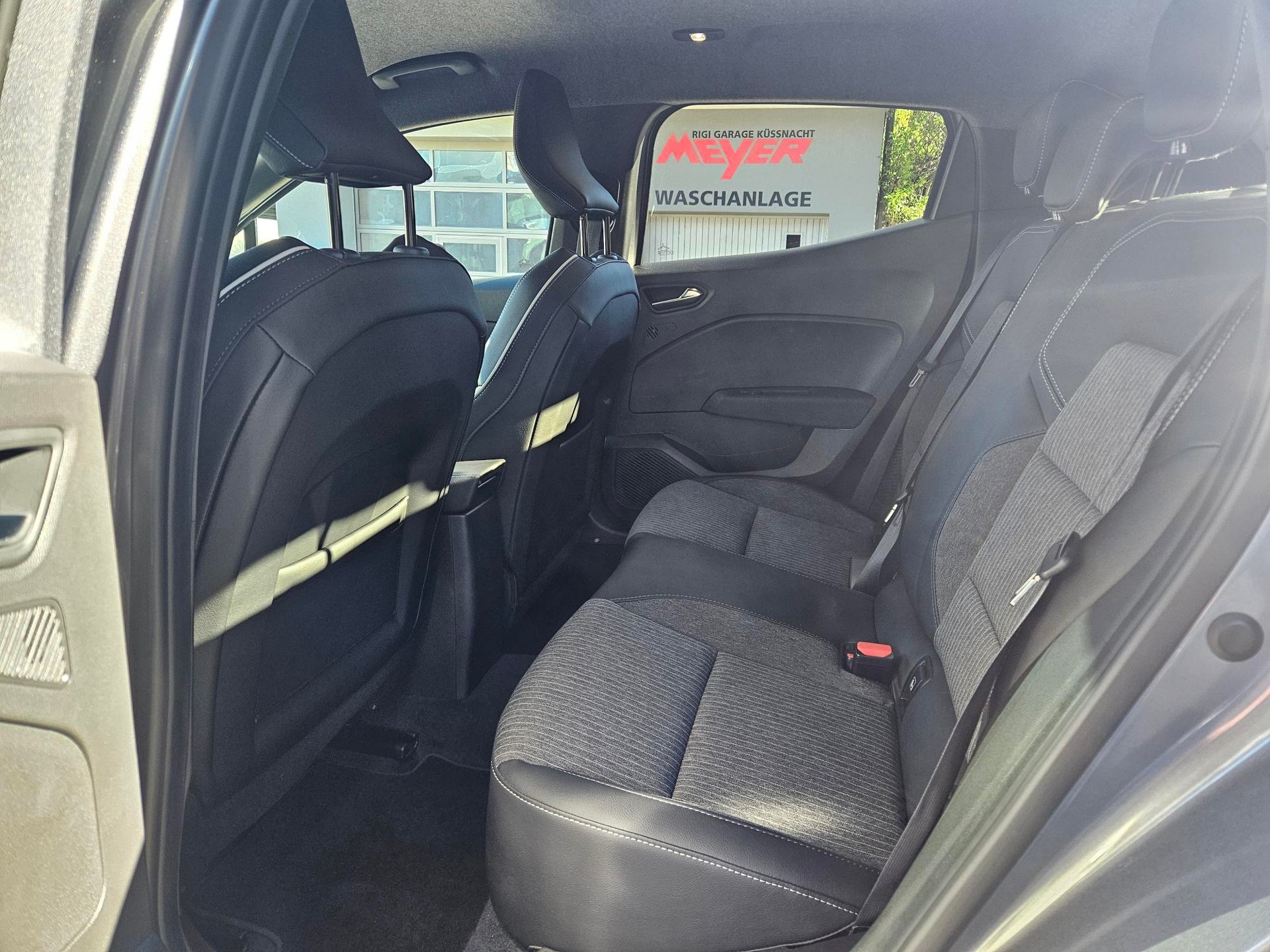 MITSUBISHI Colt 1.6 HEV Intense-showroom-element-3