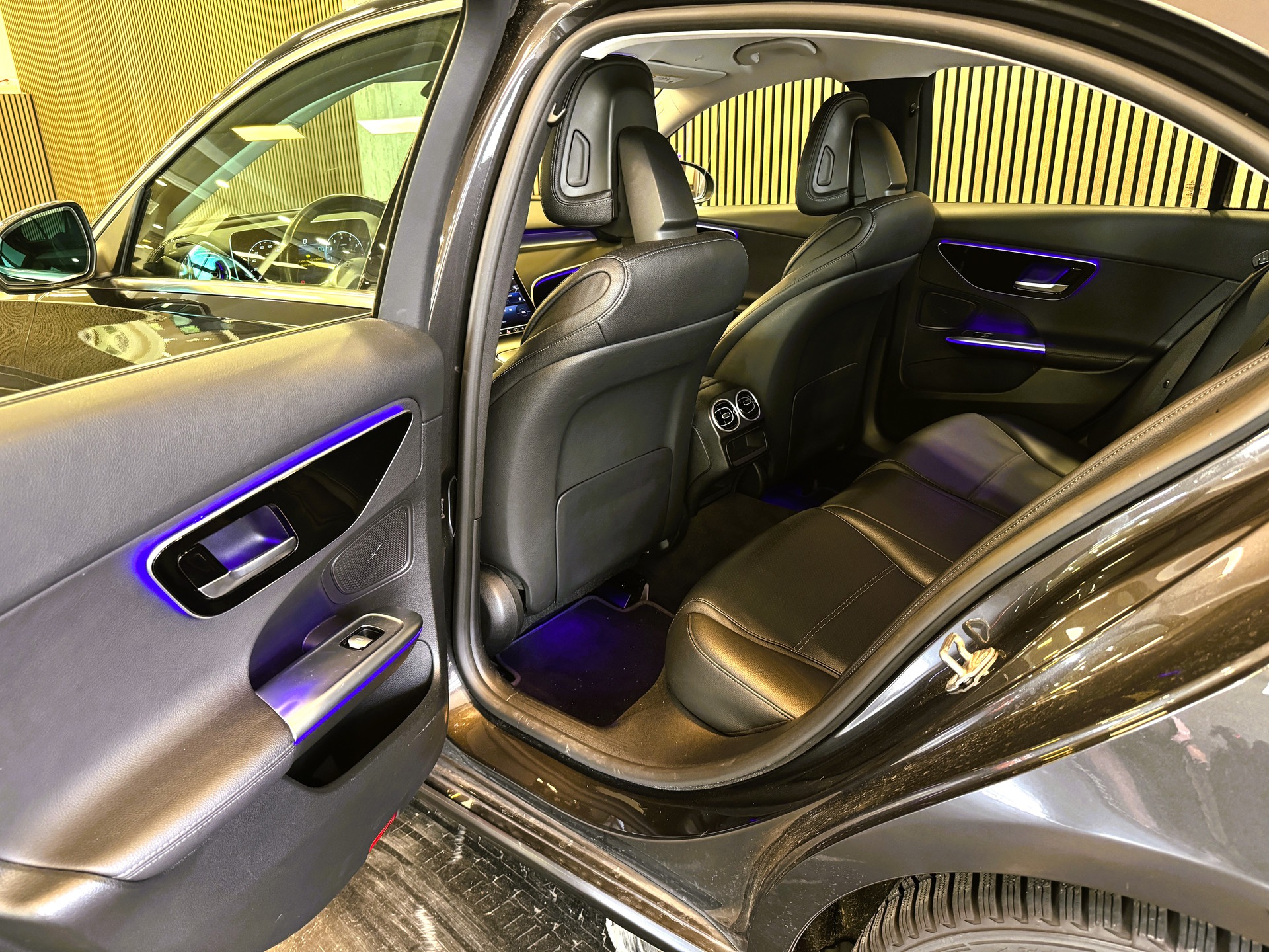 MERCEDES-BENZ C 180-image-19
