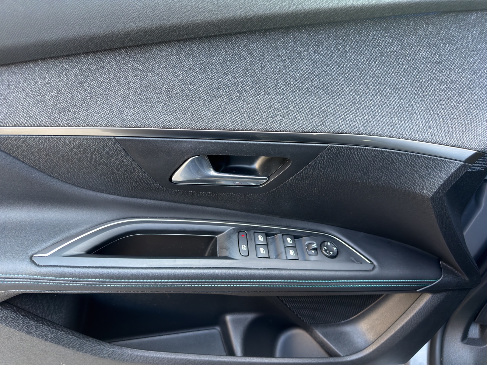 PEUGEOT 5008 1.2 Pure Tech Active Pack EAT8***7-Plätzer-image-9