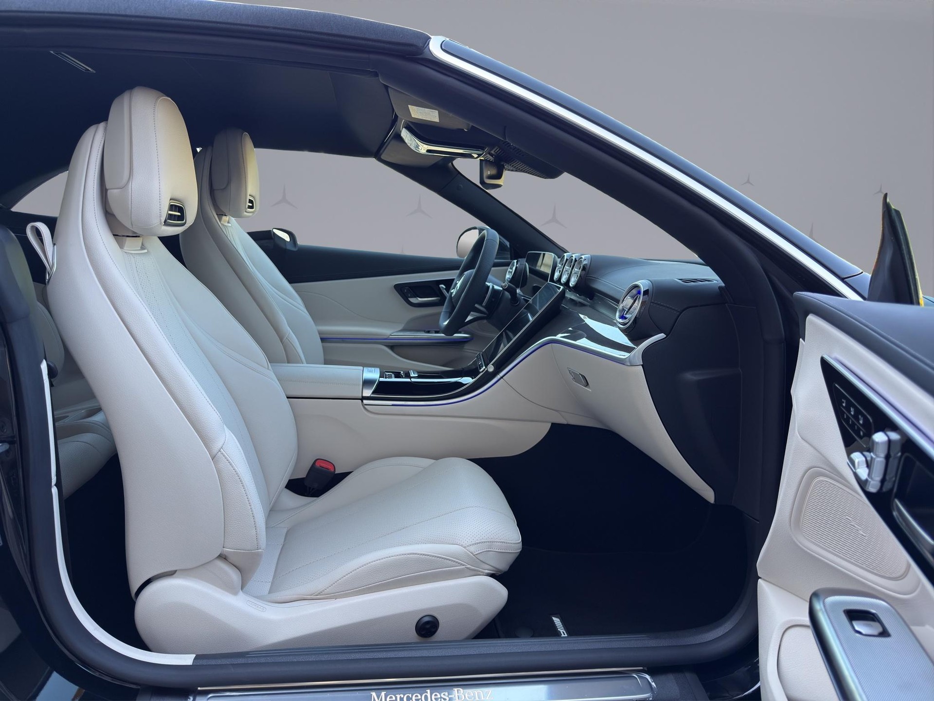 MERCEDES-BENZ CLE 200 AMG Line 4matic Cabriolet-image-16
