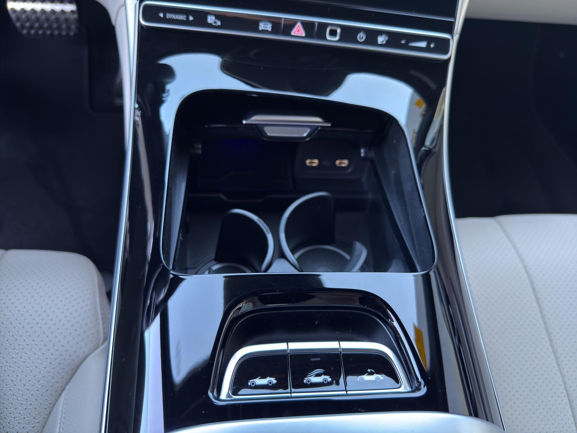 MERCEDES-BENZ CLE 200 AMG Line 4matic Cabriolet-image-22