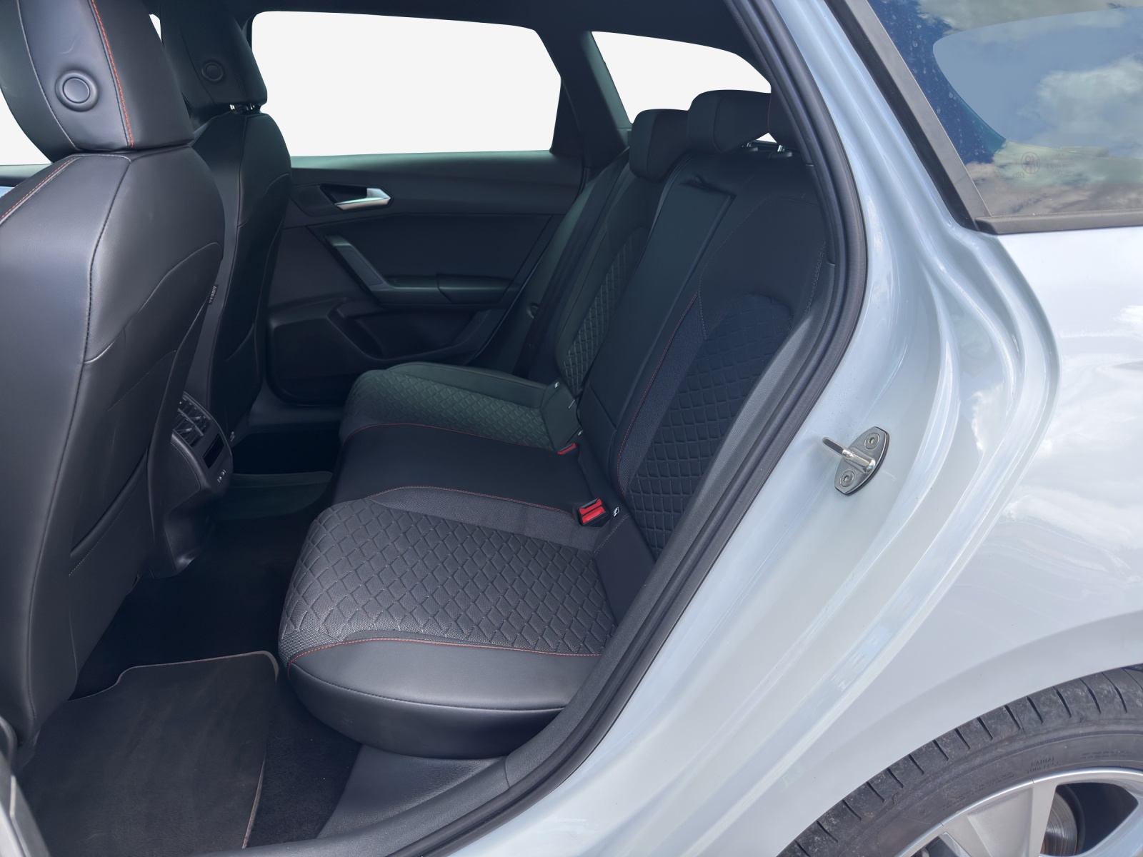 SEAT Leon ST 1.5 eHybrid pHEV DSG FR-image-12