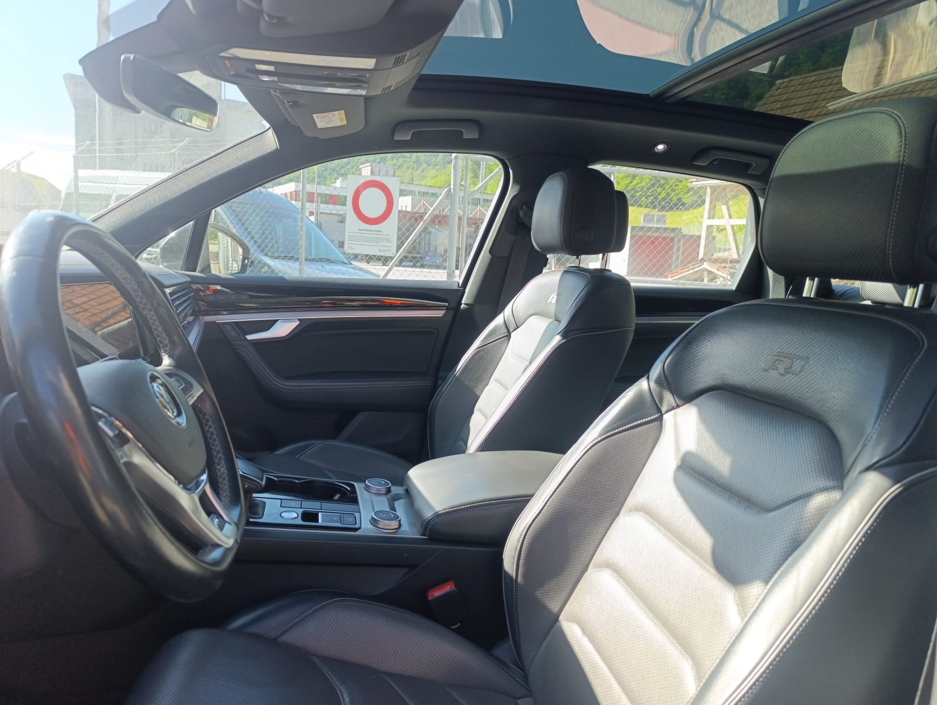 VW Touareg 3.0 TSI R-Line Tiptronic-image-6