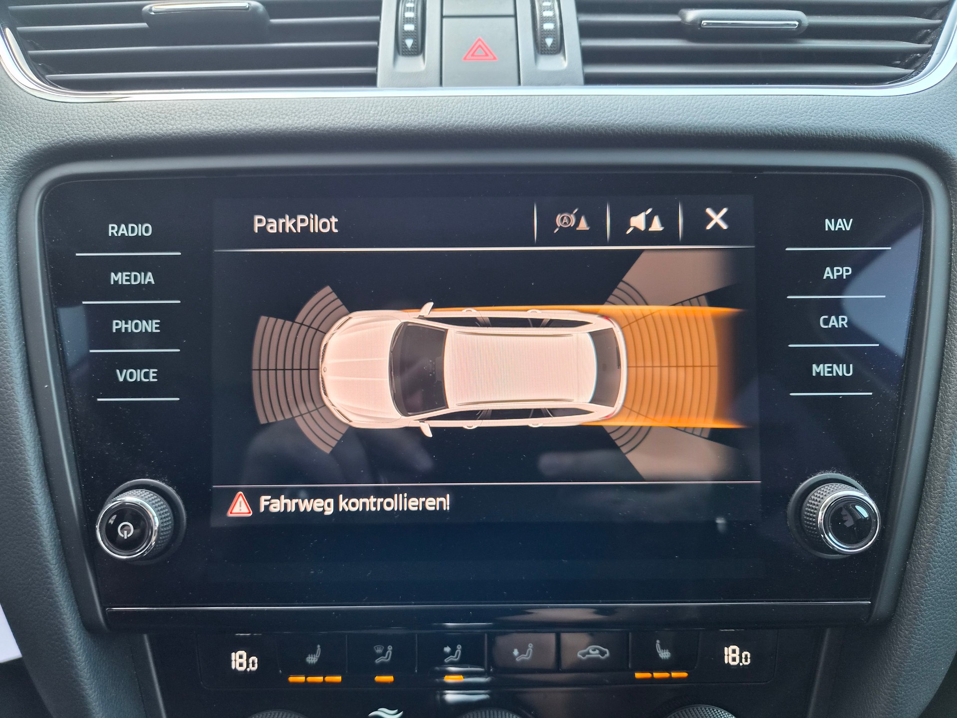 SKODA Octavia Combi 2.0 TDI Ambition DSG-image-18